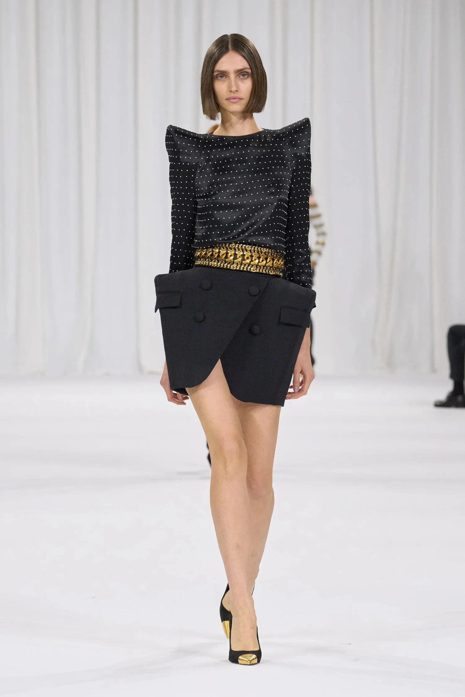 00024-balmain-spring-2025-ready-to-wear-credit-gorunway_4745031641325112180.jpg