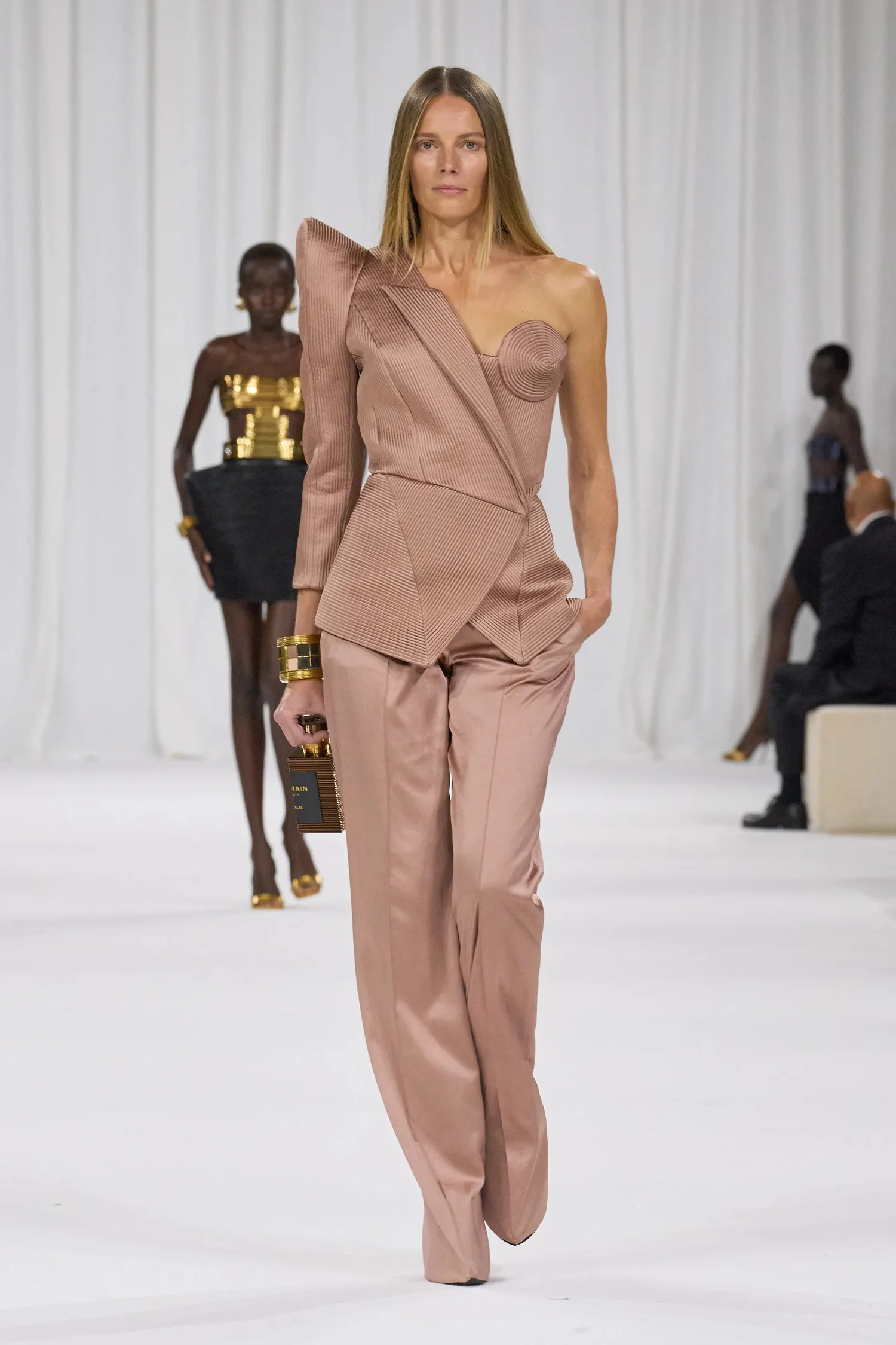 00034-balmain-spring-2025-ready-to-wear-credit-gorunway_4745031641325137598.jpg
