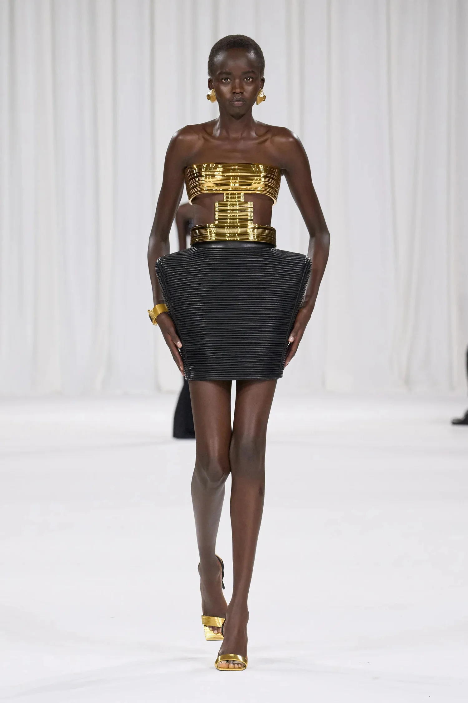 00035-balmain-spring-2025-ready-to-wear-credit-gorunway_4745031641337667288.jpg