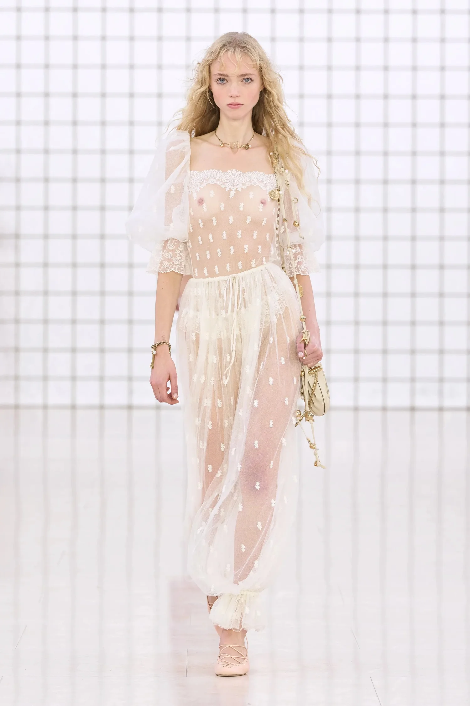 00001-chloe-spring-2025-ready-to-wear-credit-gorunway_4745031859332685268.jpg