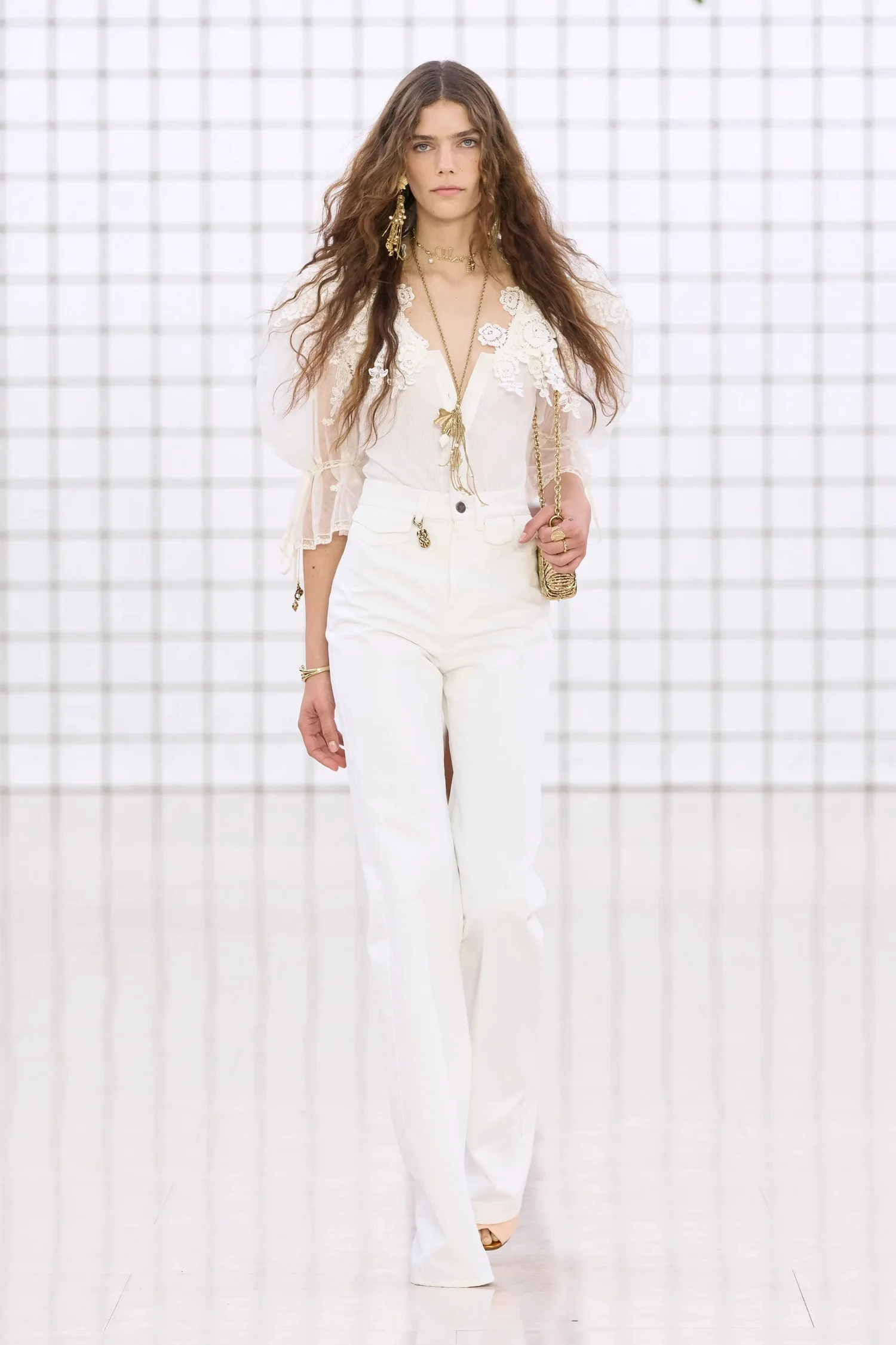 00005-chloe-spring-2025-ready-to-wear-credit-gorunway_4745031859332533195.jpg