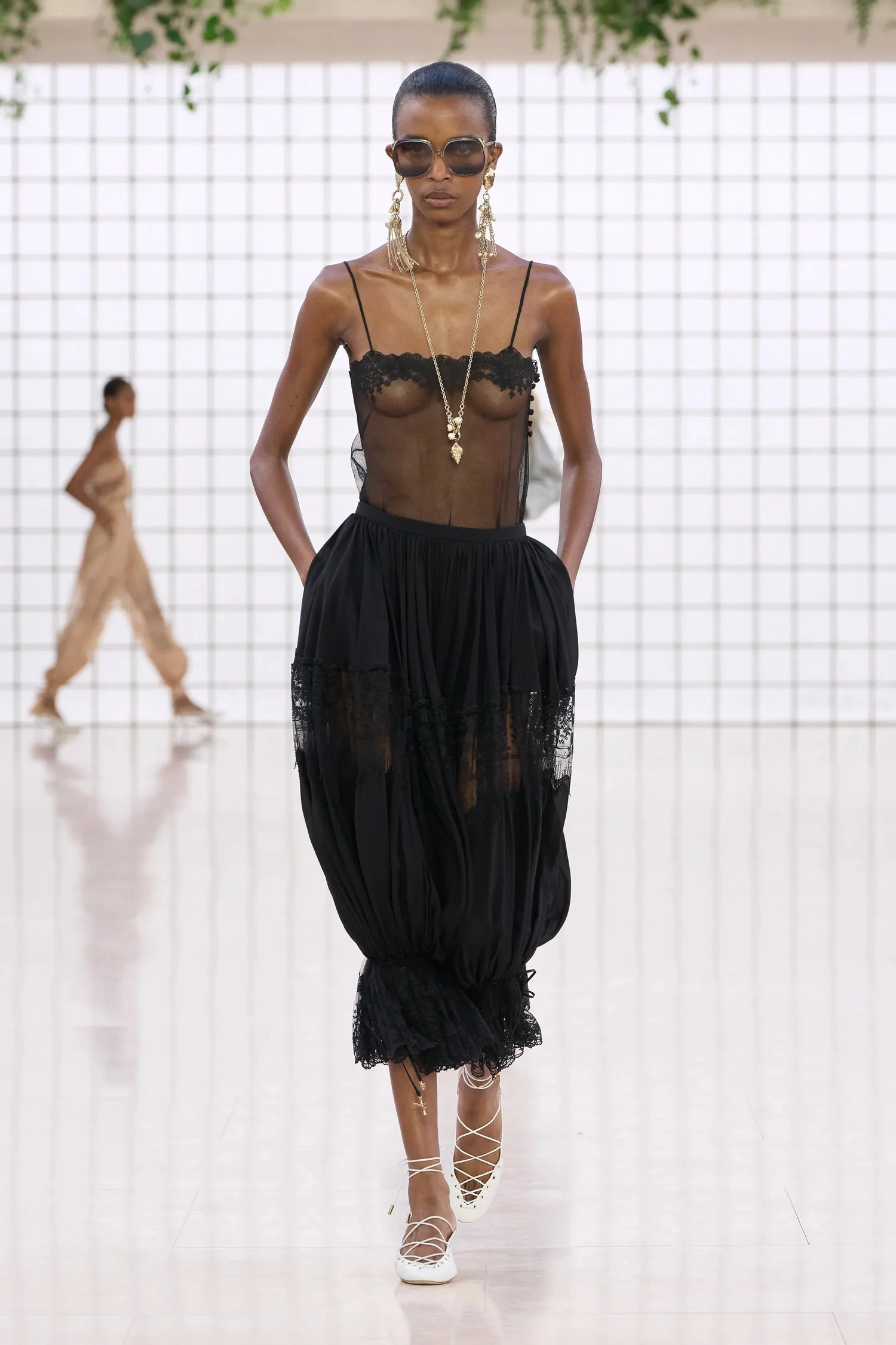 00007-chloe-spring-2025-ready-to-wear-credit-gorunway_4745031859346099147.jpg