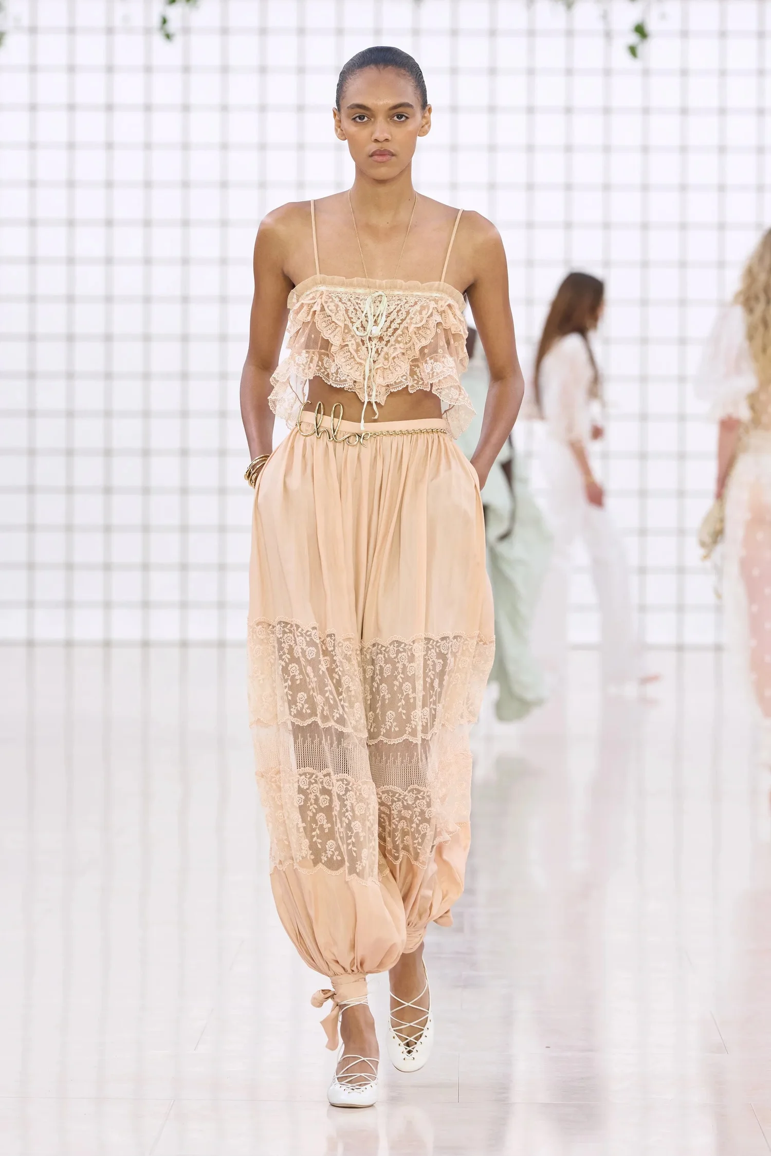 00009-chloe-spring-2025-ready-to-wear-credit-gorunway_4745031859345284756.jpg