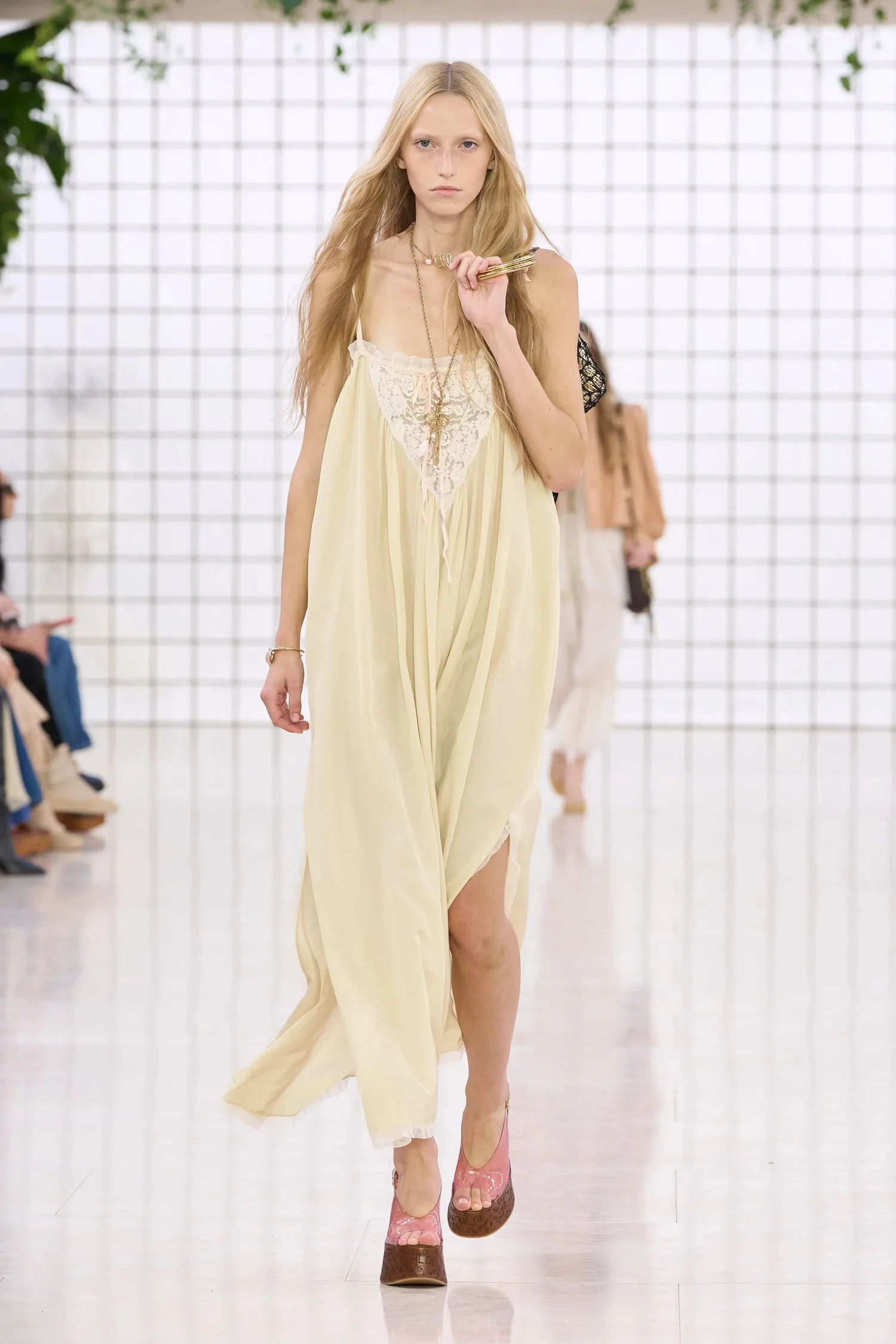 00012-chloe-spring-2025-ready-to-wear-credit-gorunway_4745031859357826685.jpg