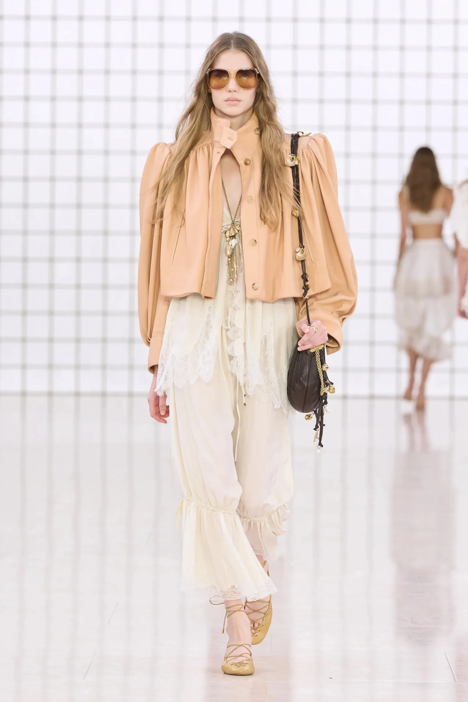 00013-chloe-spring-2025-ready-to-wear-credit-gorunway_4745031859357796168.jpg