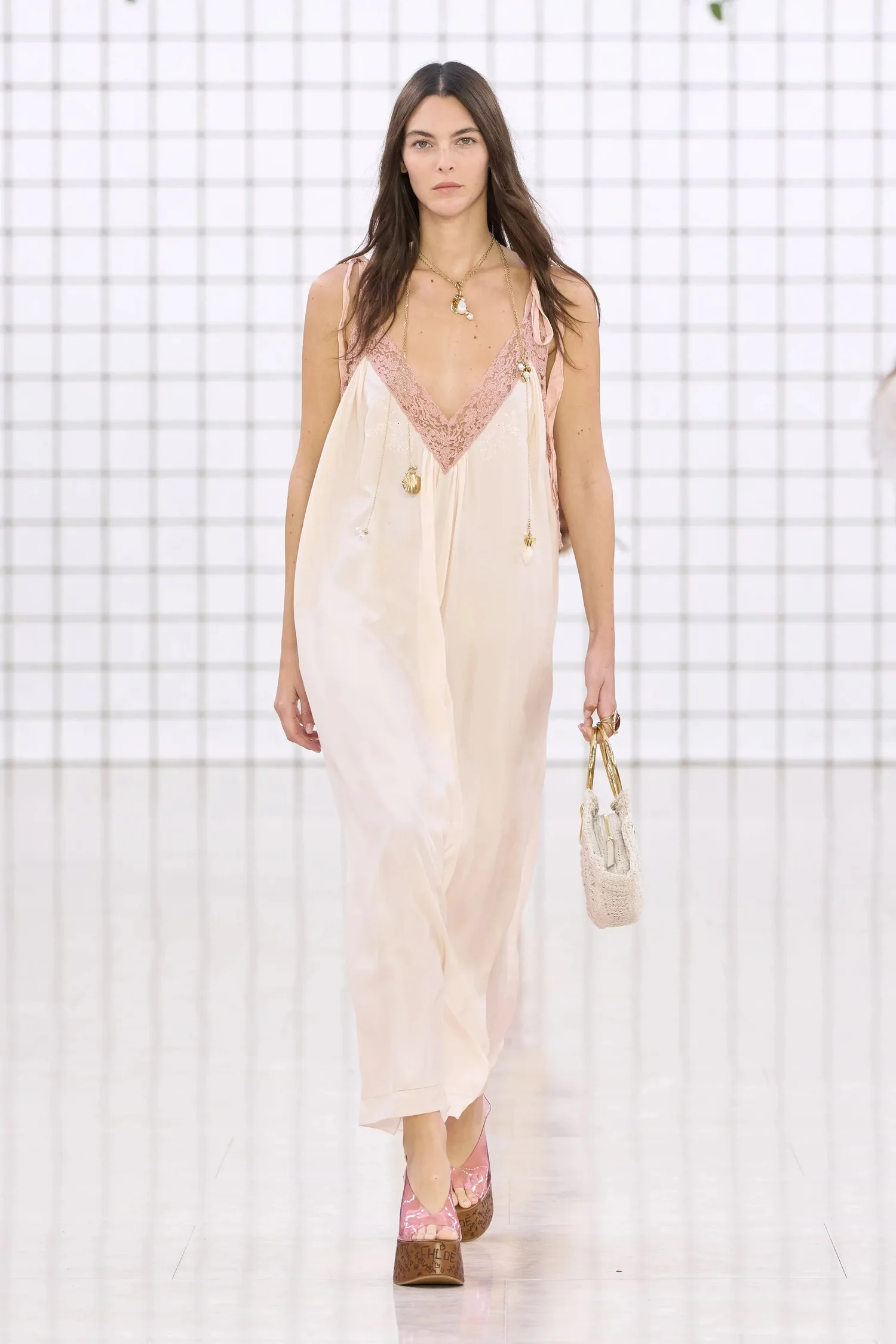 00014-chloe-spring-2025-ready-to-wear-credit-gorunway_4745031859358671392.jpg