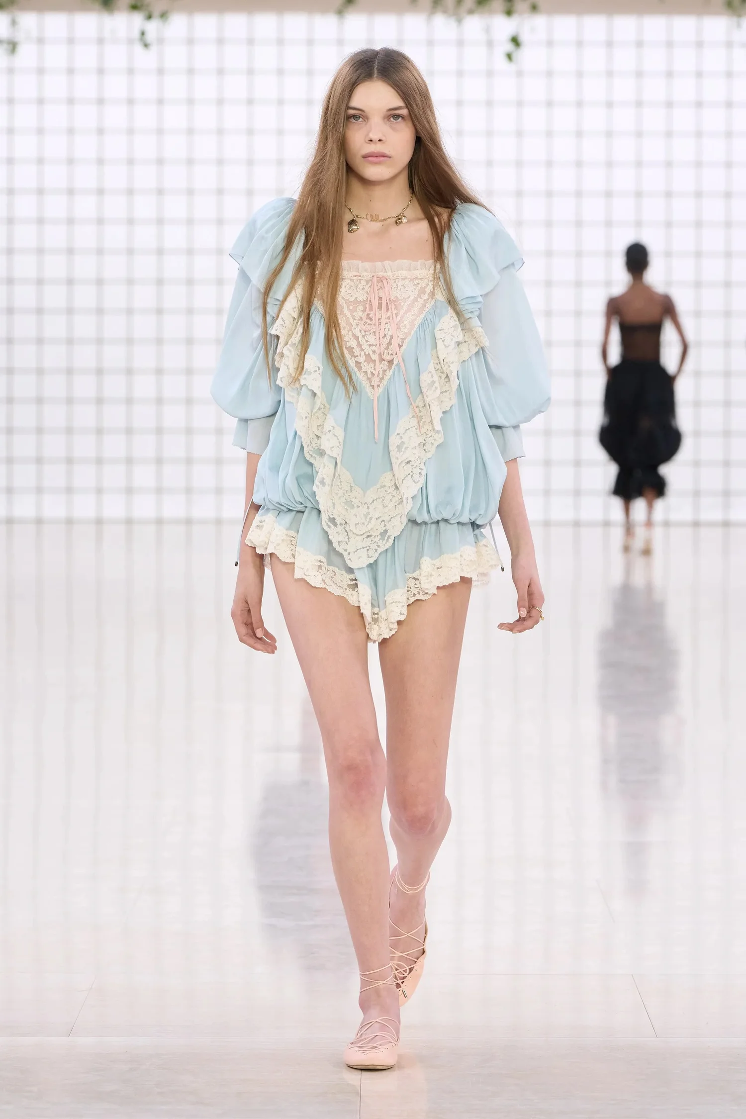 00016-chloe-spring-2025-ready-to-wear-credit-gorunway_4745031859371340216.jpg