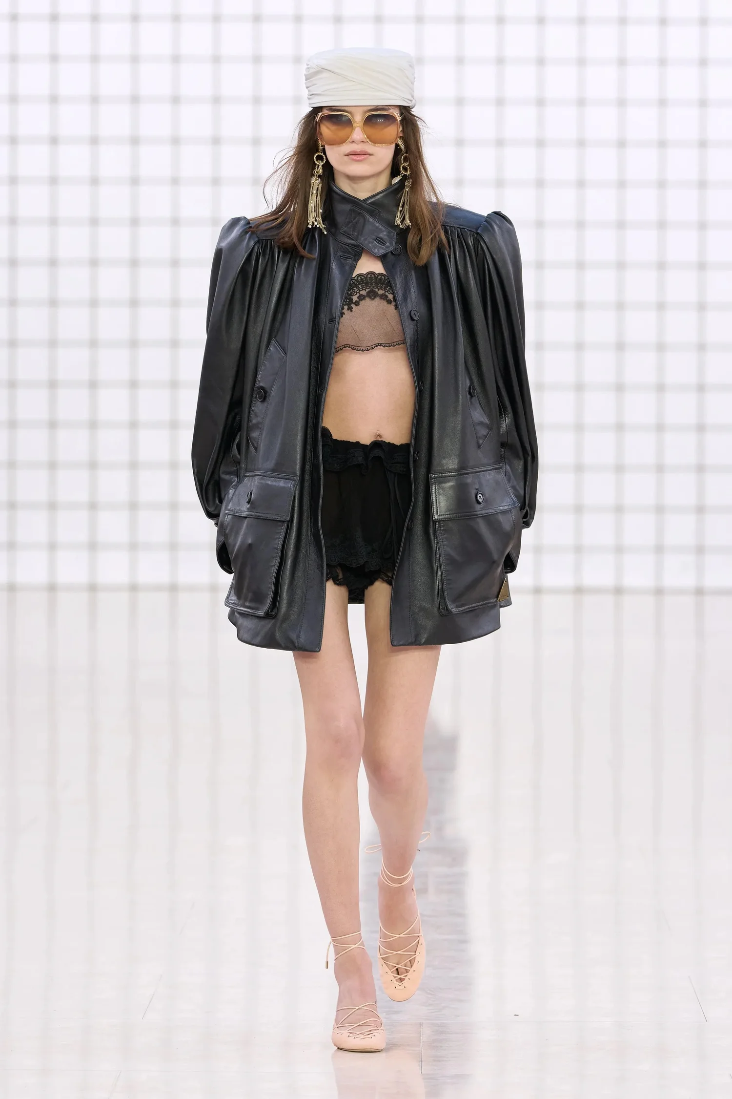 00017-chloe-spring-2025-ready-to-wear-credit-gorunway_4745031859371355324.jpg