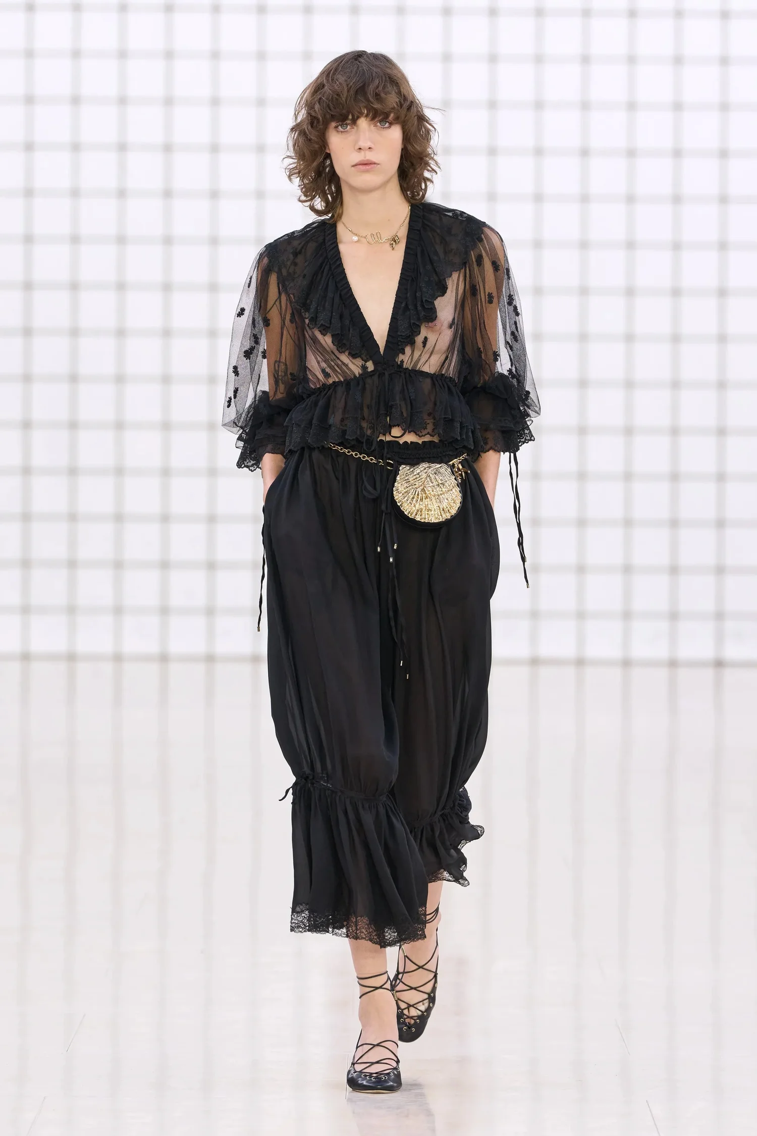 00018-chloe-spring-2025-ready-to-wear-credit-gorunway_4745031859370275966.jpg