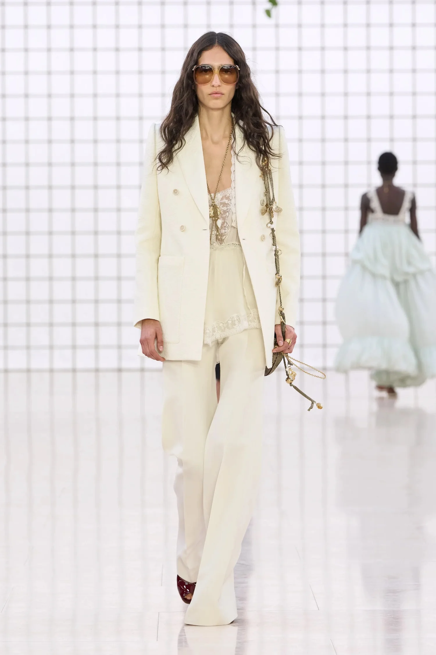 00019-chloe-spring-2025-ready-to-wear-credit-gorunway_4745031859371218204.jpg