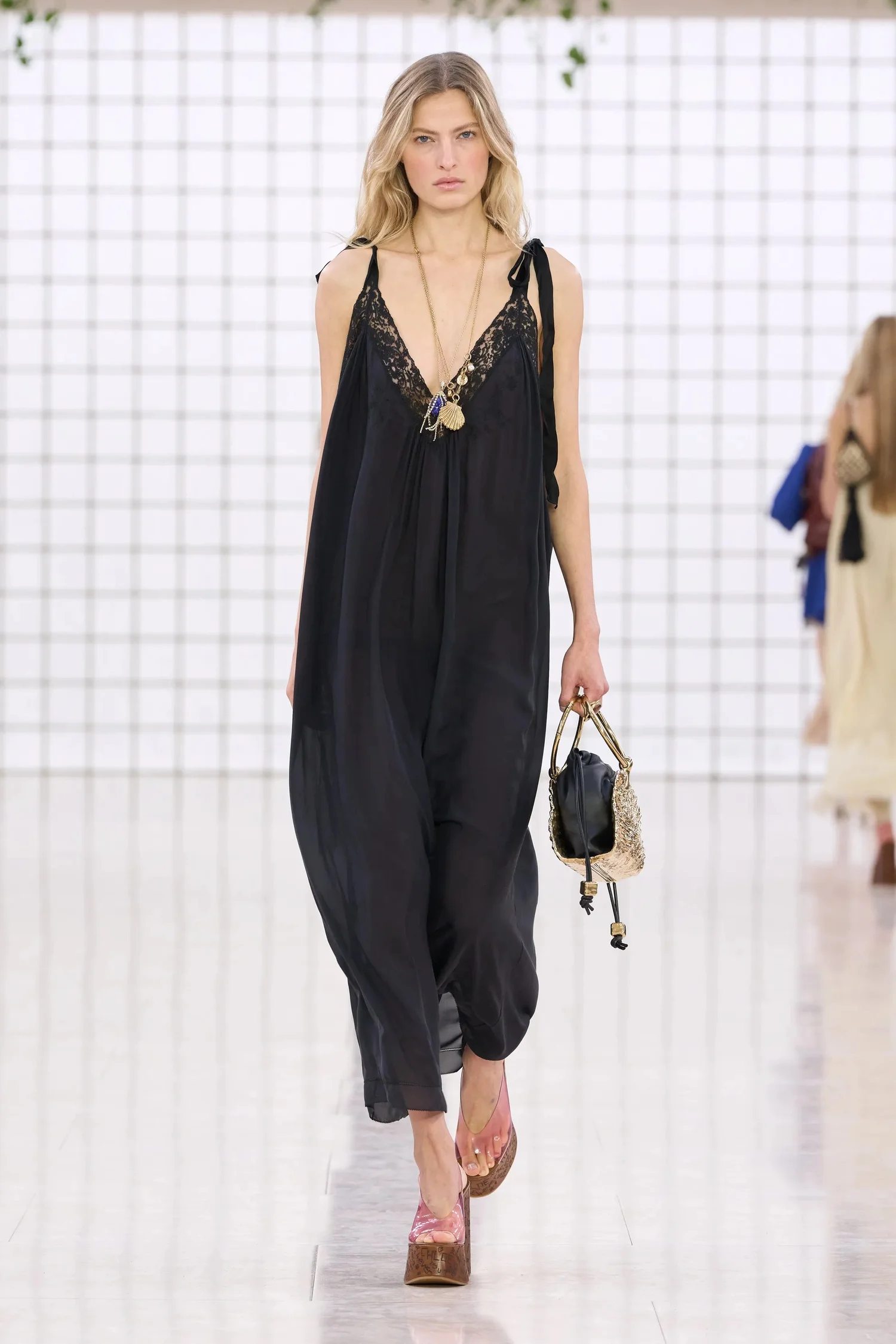 00020-chloe-spring-2025-ready-to-wear-credit-gorunway_4745031859371315269.jpg
