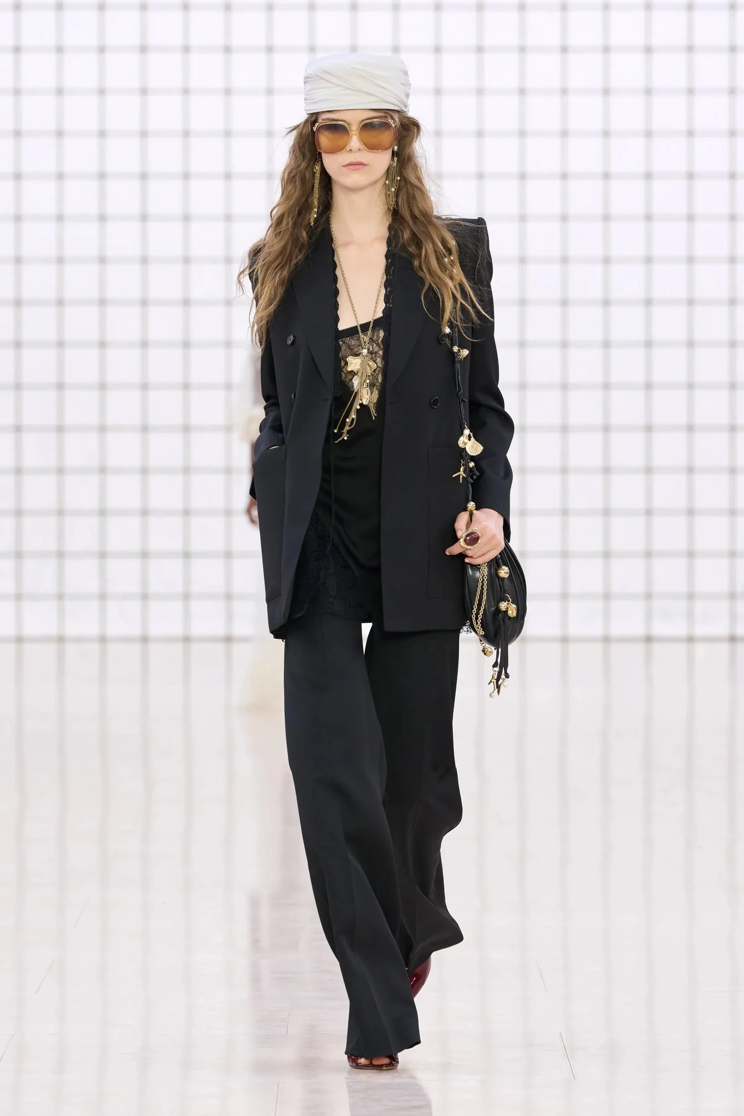 00021-chloe-spring-2025-ready-to-wear-credit-gorunway_4745031859383846922.jpg