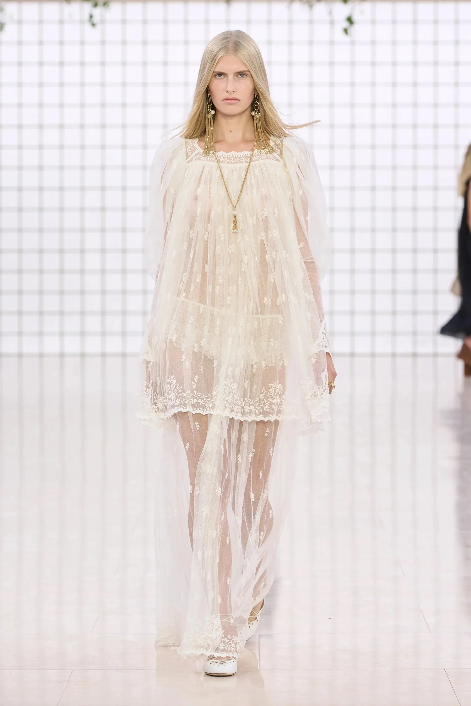 00024-chloe-spring-2025-ready-to-wear-credit-gorunway_4745031859382893012.jpg