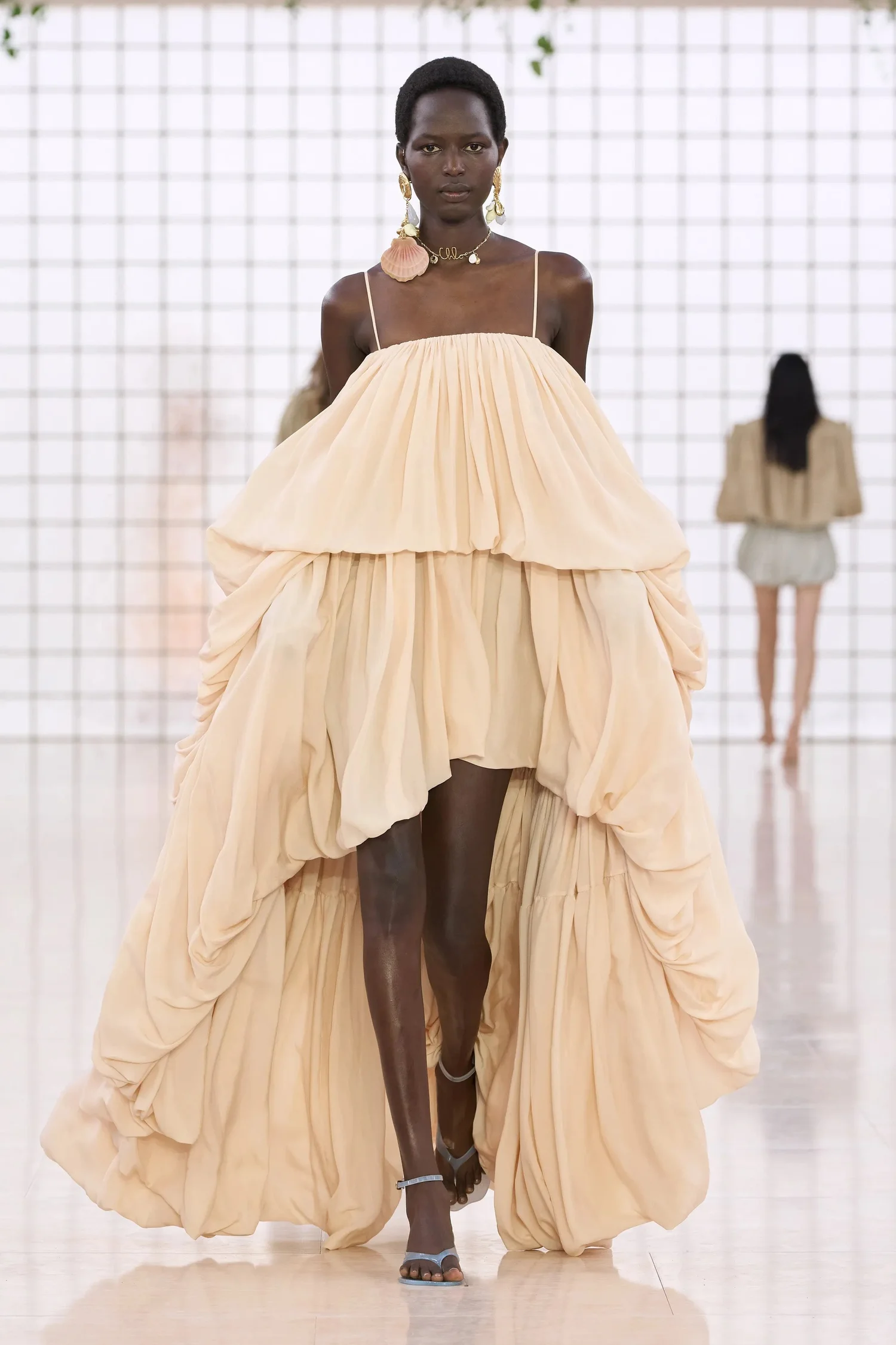 00037-chloe-spring-2025-ready-to-wear-credit-gorunway_4745031859420736762.jpg