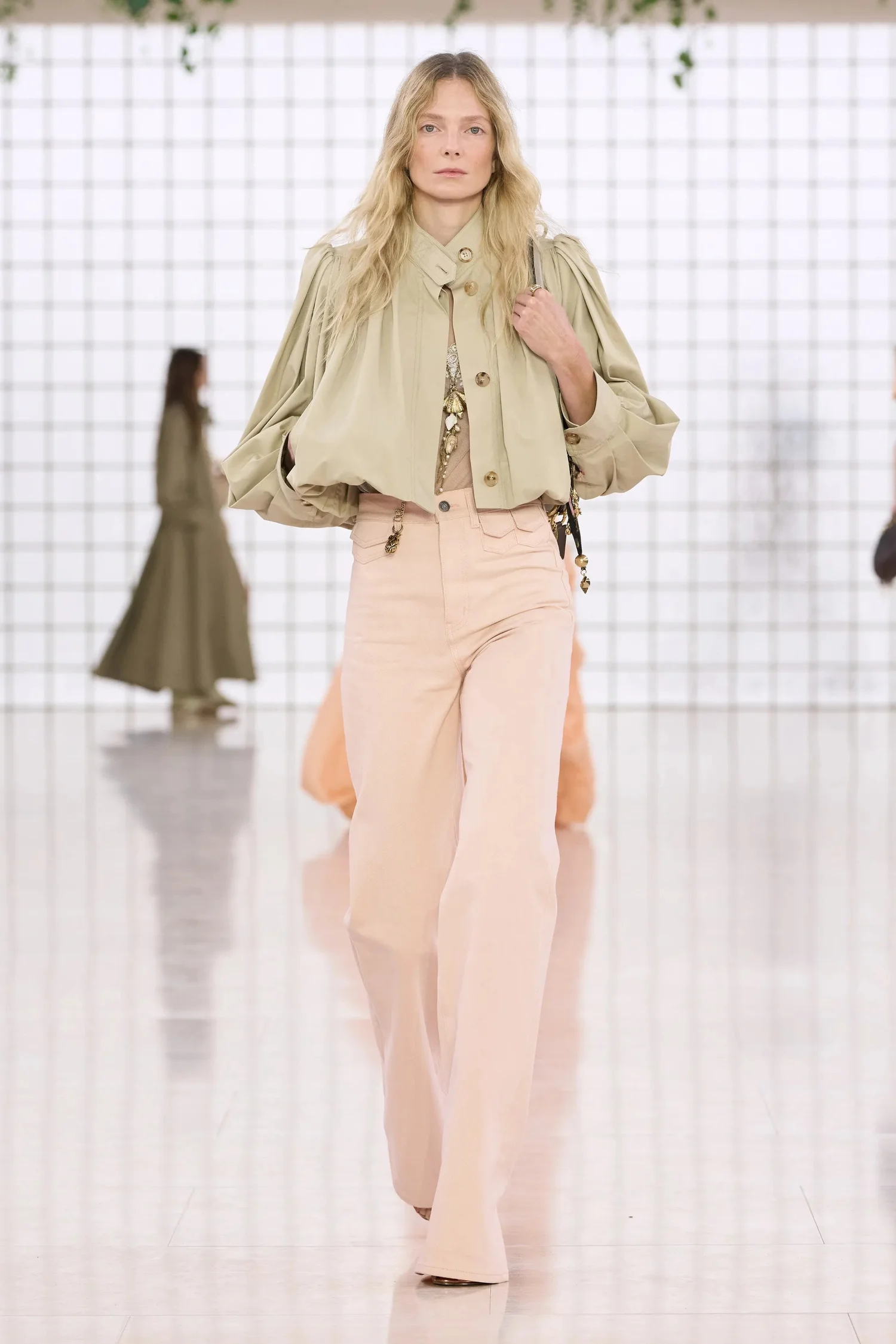 00041-chloe-spring-2025-ready-to-wear-credit-gorunway_4745031859433373302.jpg