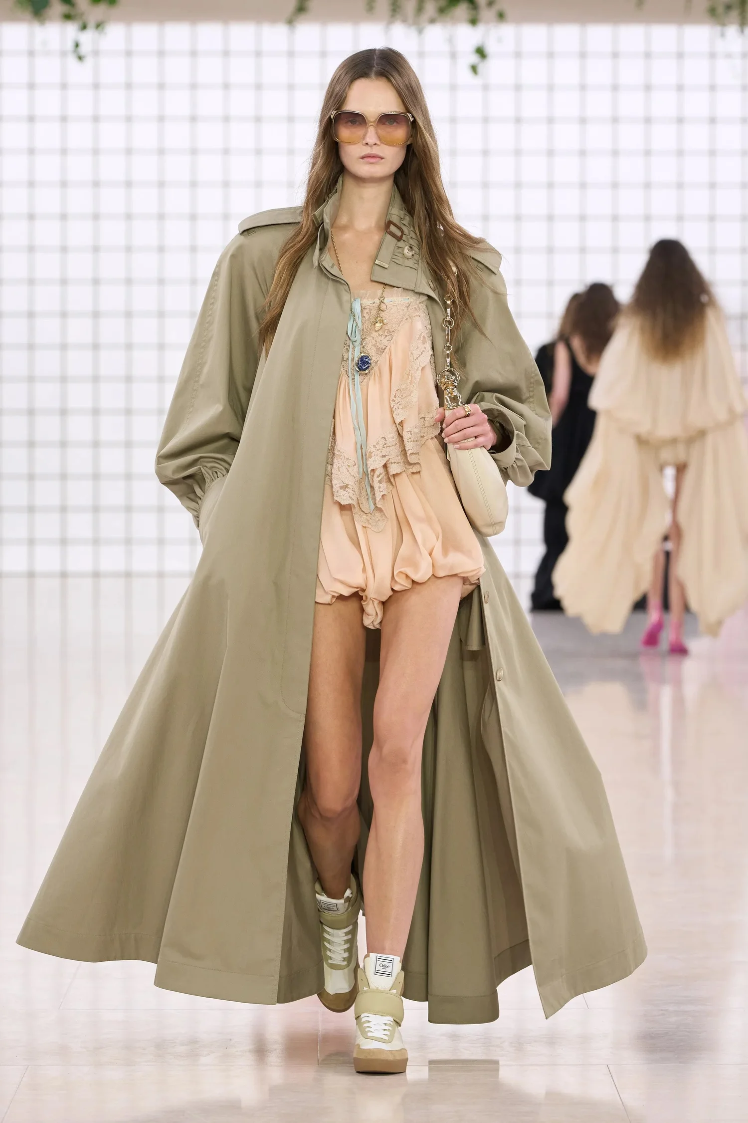 00043-chloe-spring-2025-ready-to-wear-credit-gorunway_4745031859433392386.jpg