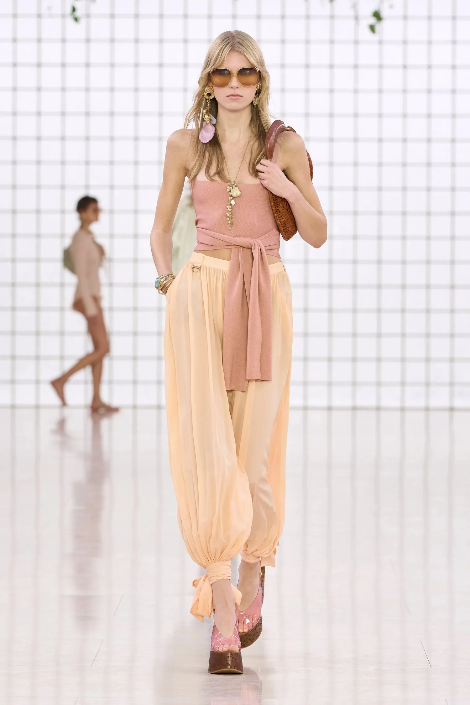 00044-chloe-spring-2025-ready-to-wear-credit-gorunway_4745031859433252904.jpg