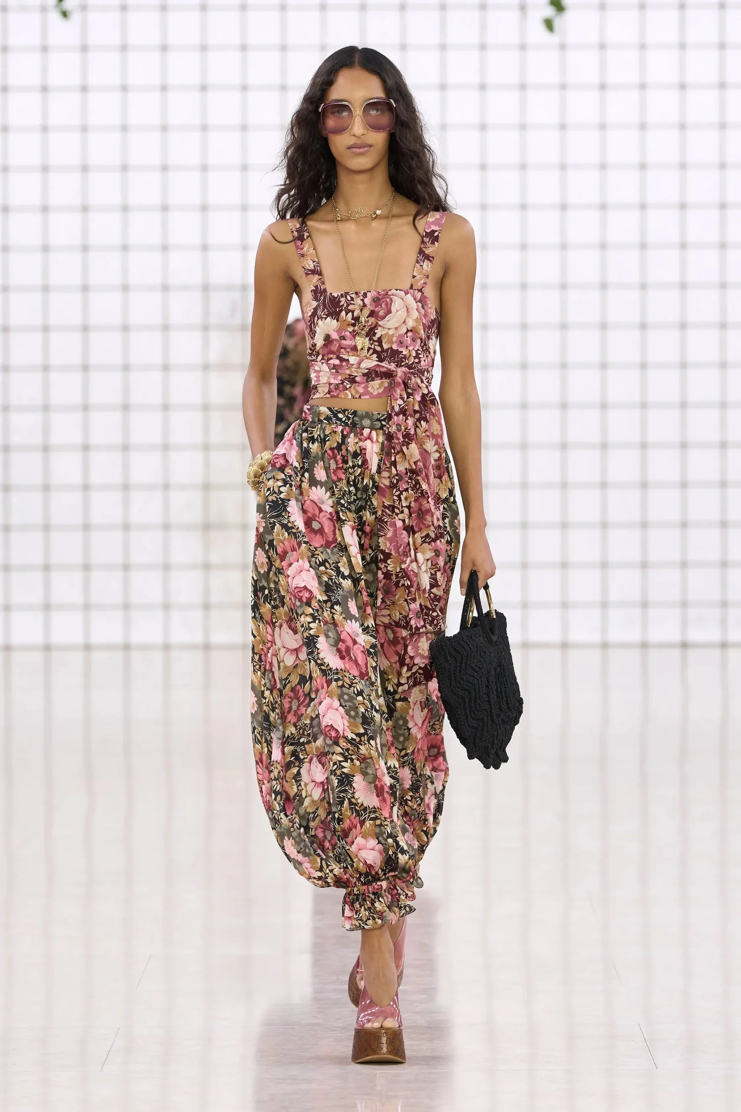 00054-chloe-spring-2025-ready-to-wear-credit-gorunway_4745031859458516846.jpg