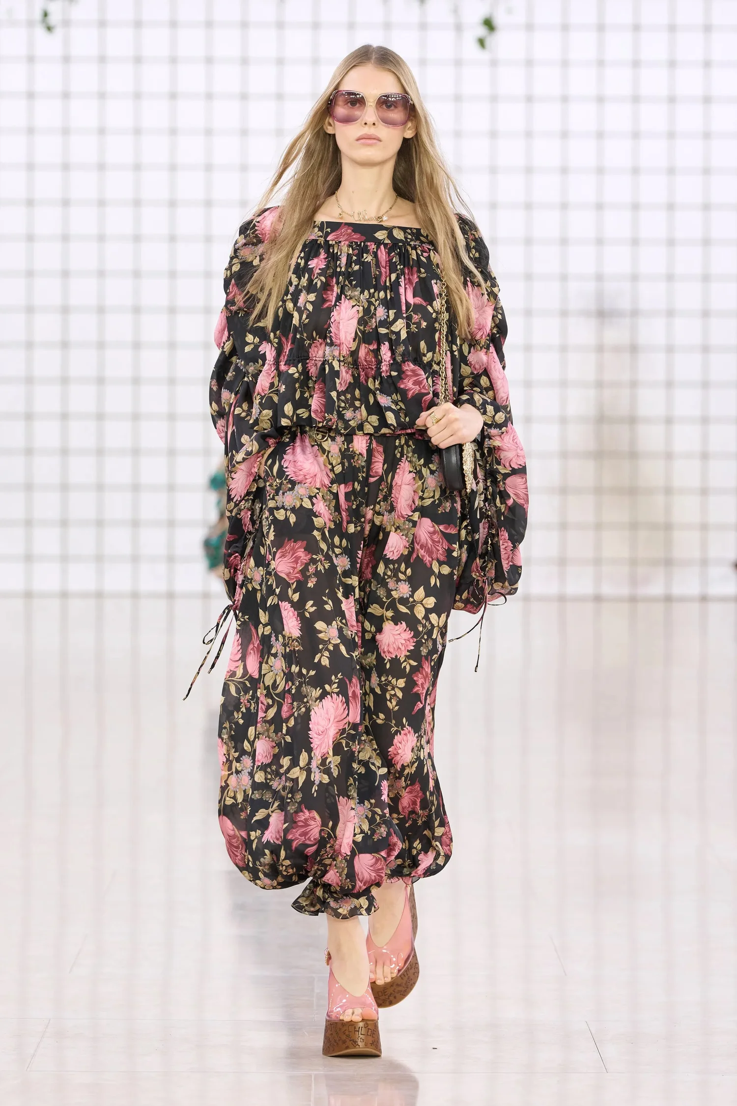 00055-chloe-spring-2025-ready-to-wear-credit-gorunway_4745031859470936247.jpg