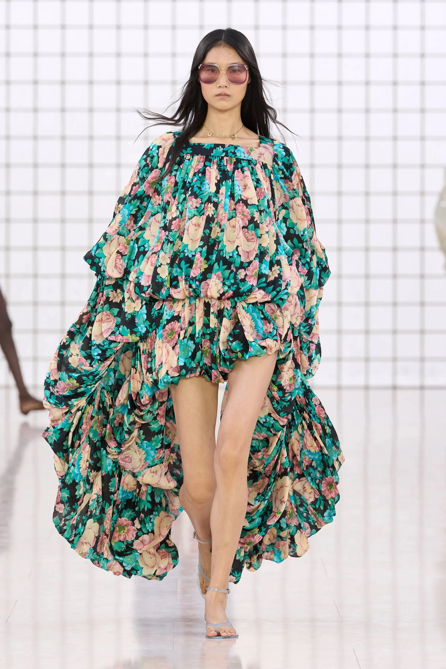 00056-chloe-spring-2025-ready-to-wear-credit-gorunway_4745031859471058880.jpg