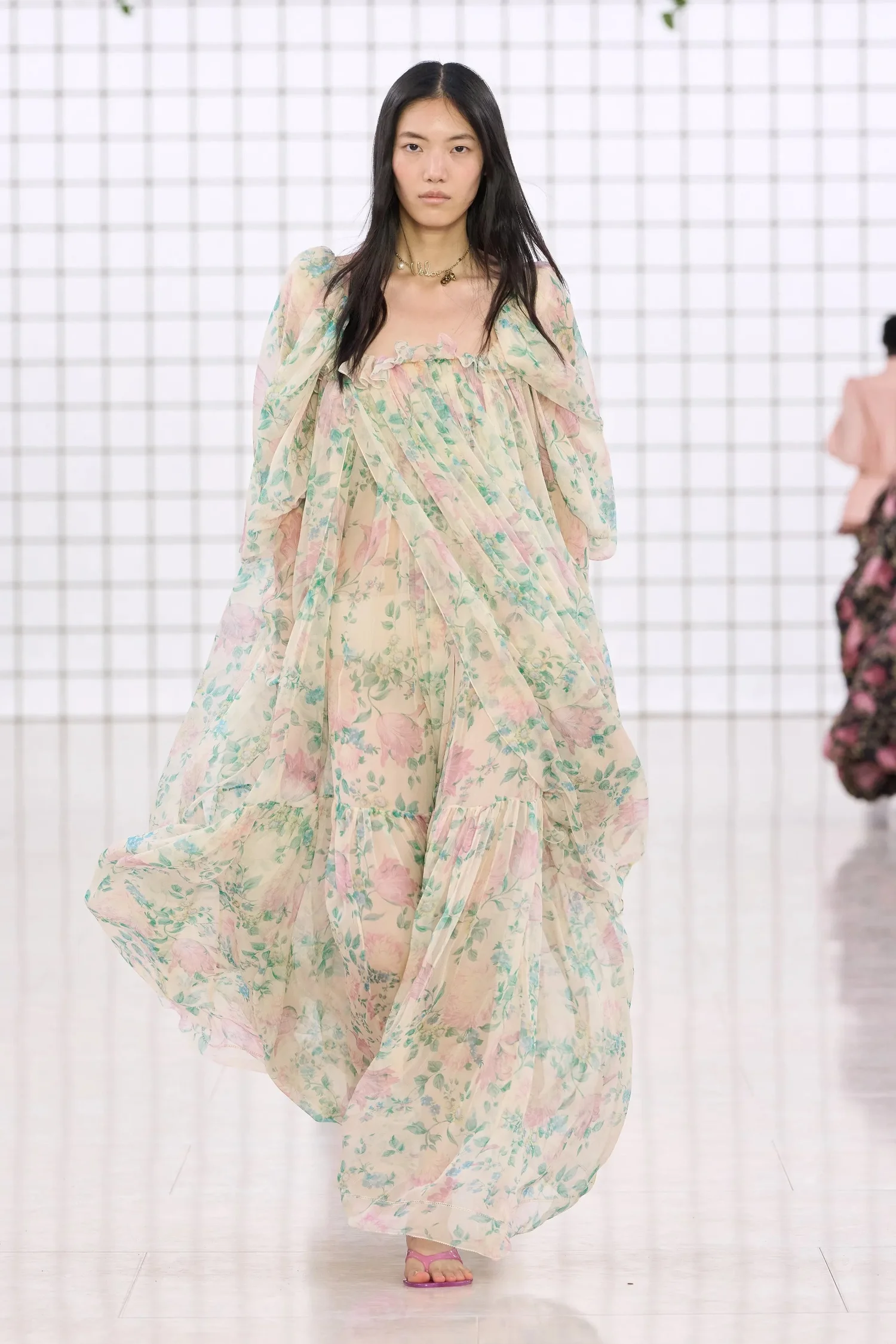 00062-chloe-spring-2025-ready-to-wear-credit-gorunway_4745031859483616940.jpg