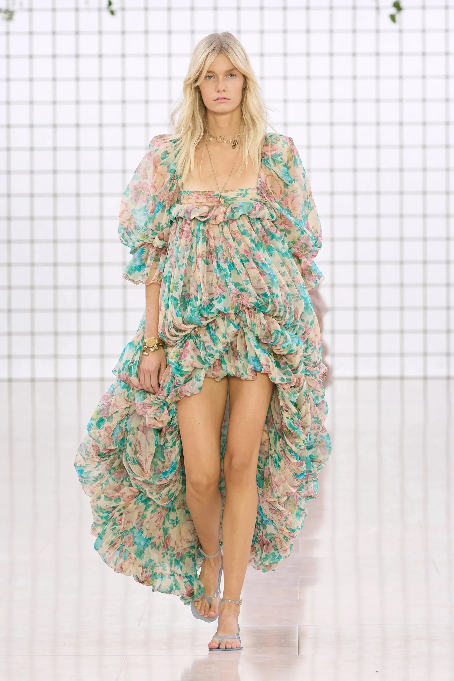 00063-chloe-spring-2025-ready-to-wear-credit-gorunway_4745031859484018944.jpg