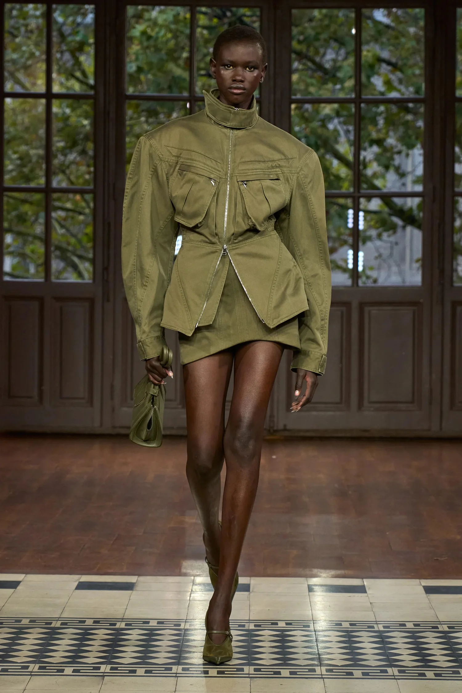 00015-mugler-spring-2025-ready-to-wear-credit-gorunway_4745031929948424374.jpg