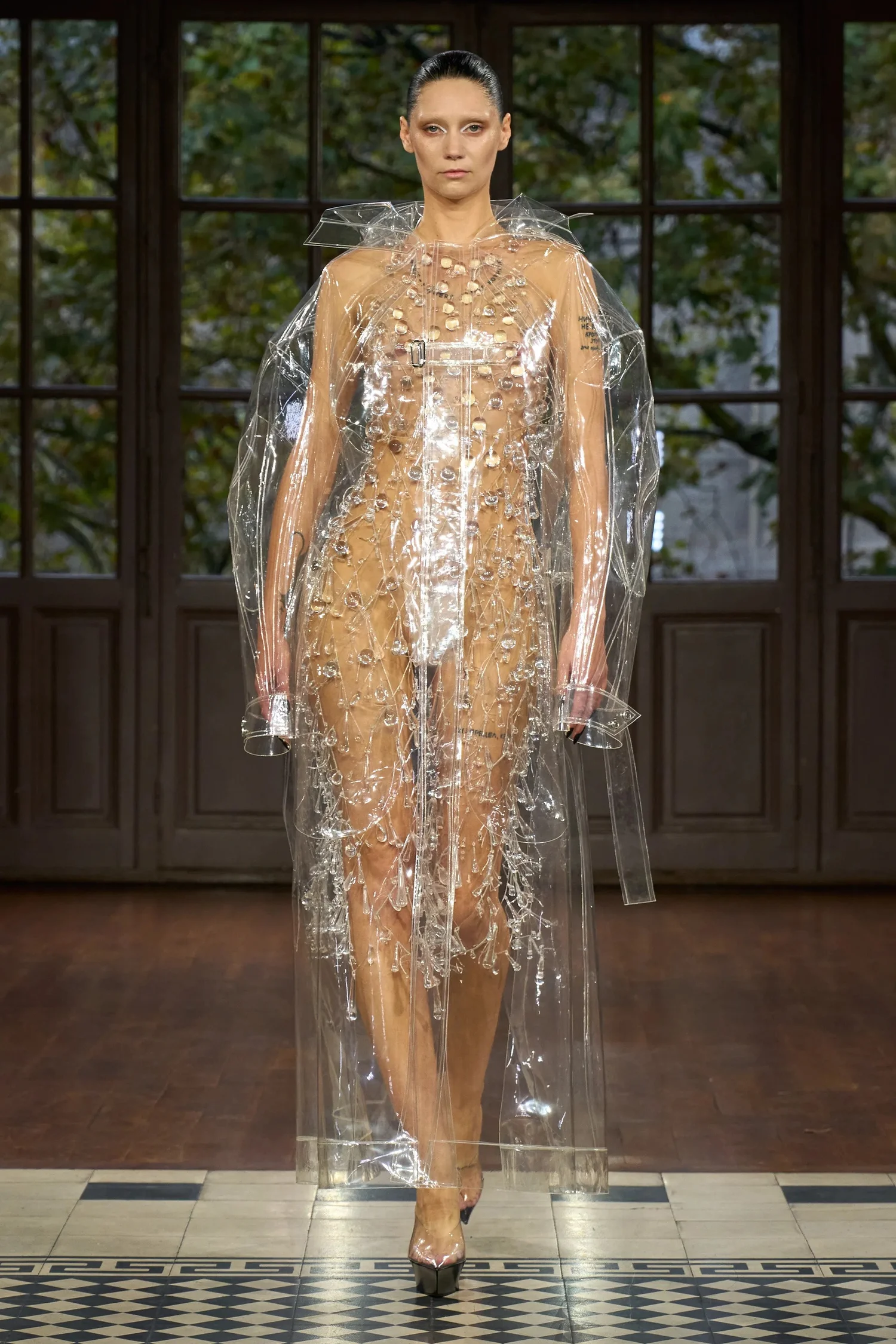 00020-mugler-spring-2025-ready-to-wear-credit-gorunway_4745031929910803220.jpg