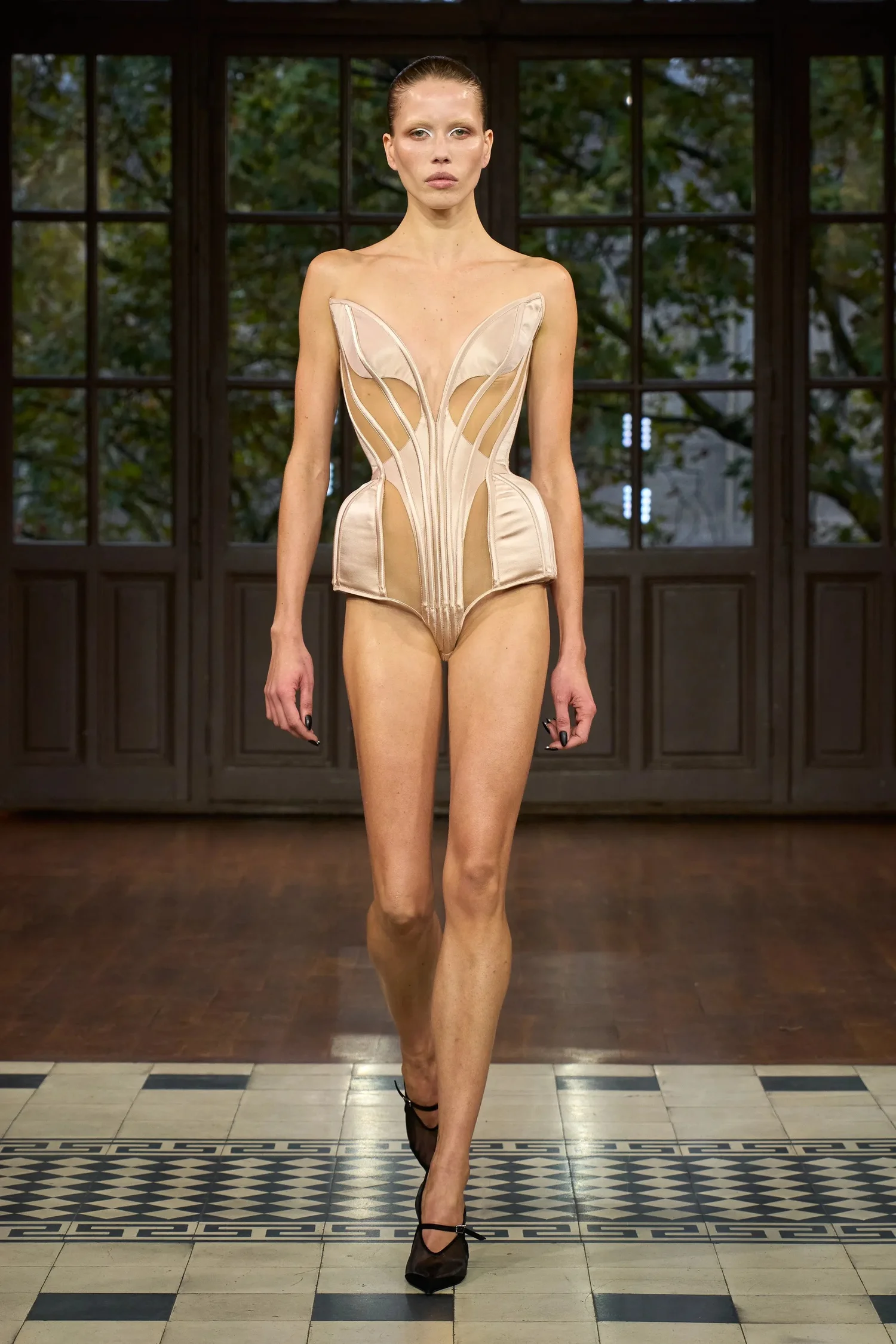 00026-mugler-spring-2025-ready-to-wear-credit-gorunway_4745031929860385023.jpg