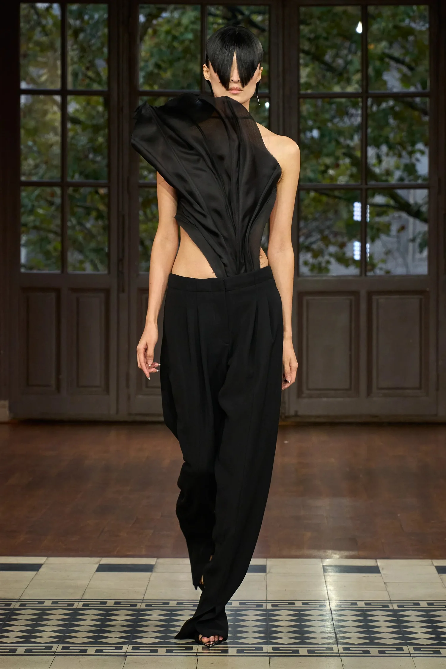 00028-mugler-spring-2025-ready-to-wear-credit-gorunway_4745031929872986676.jpg