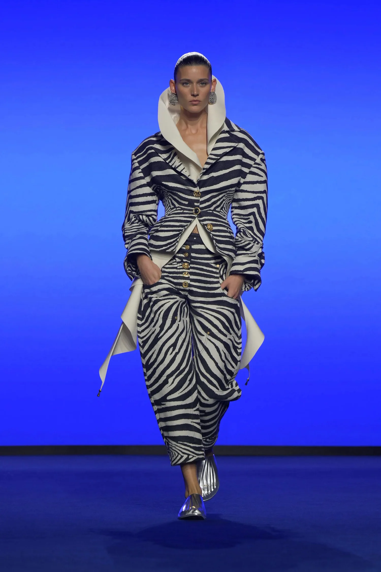 00009-schiaparelli-spring-2025-ready-to-wear-credit-brand_4745032179443547033.jpg