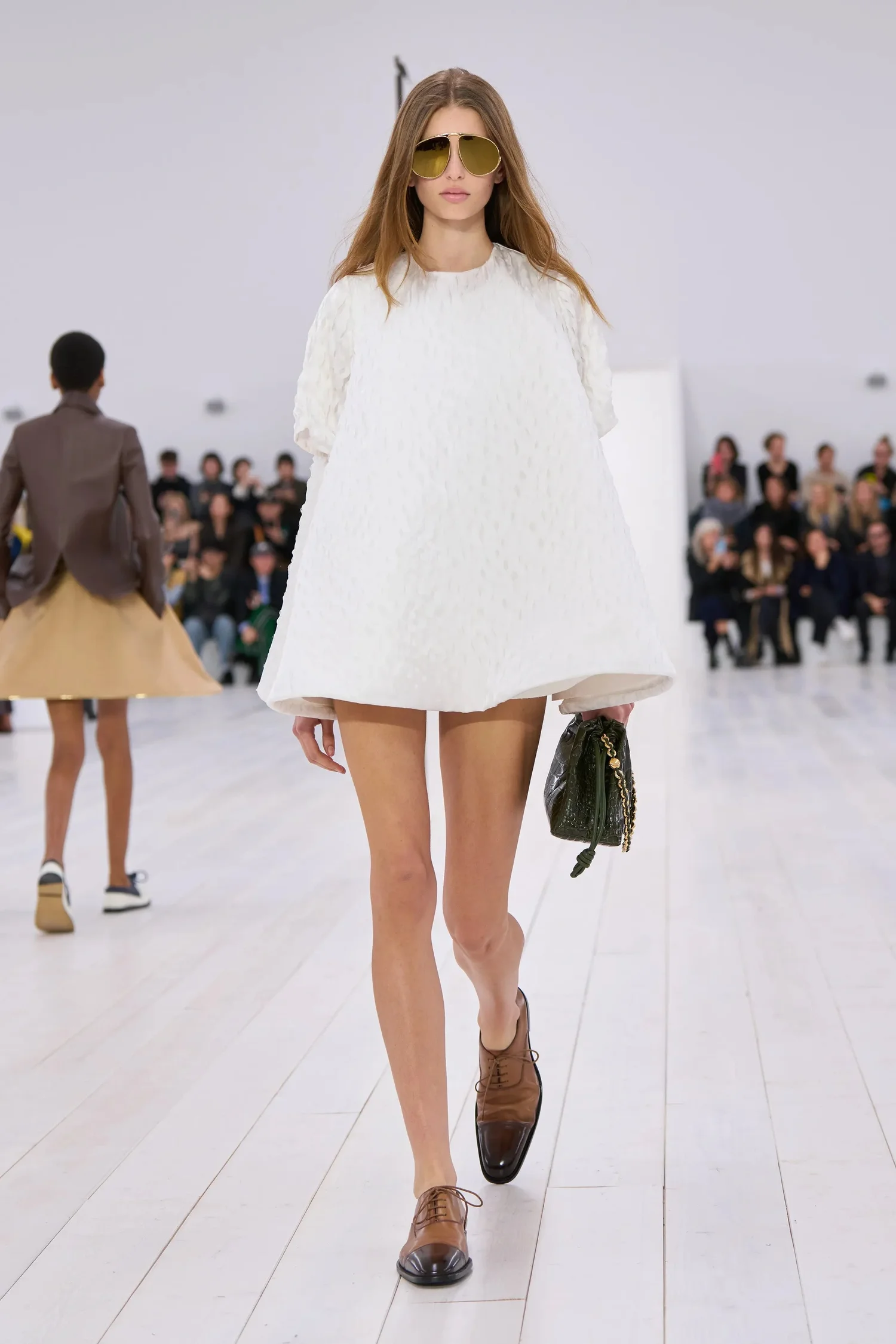 00024-loewe-spring-2025-ready-to-wear-credit-gorunway_4745032258753337739.jpg