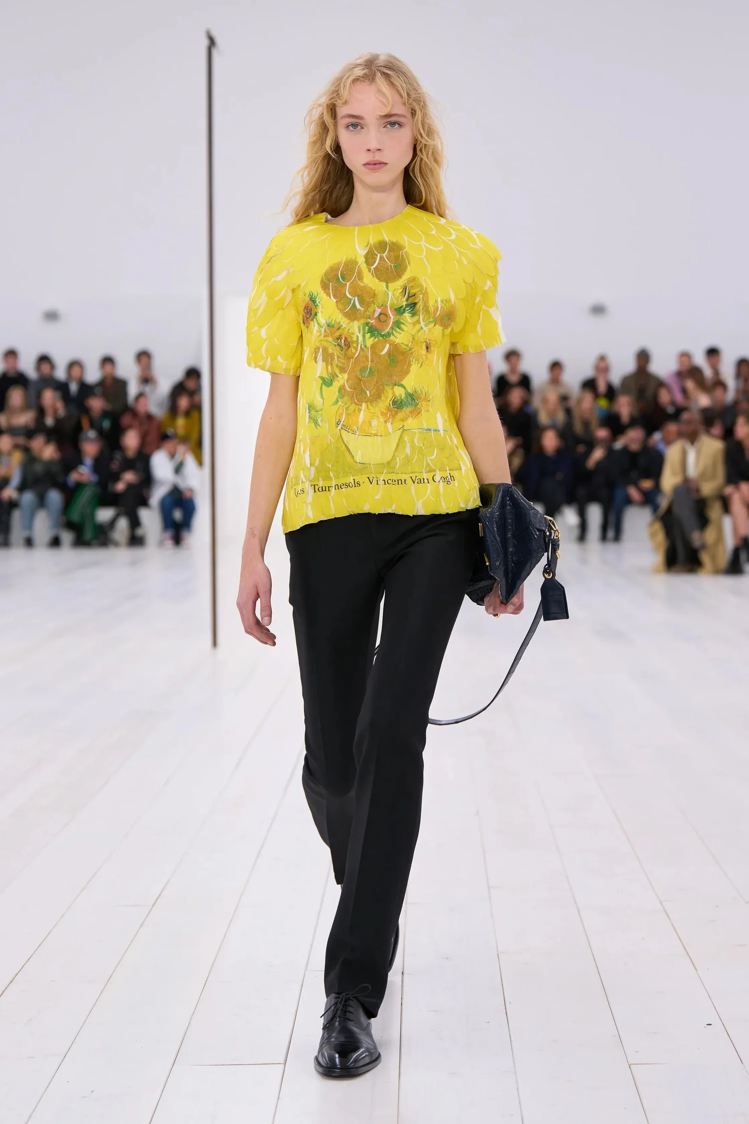 00028-loewe-spring-2025-ready-to-wear-credit-gorunway_4745032258740904602.jpg