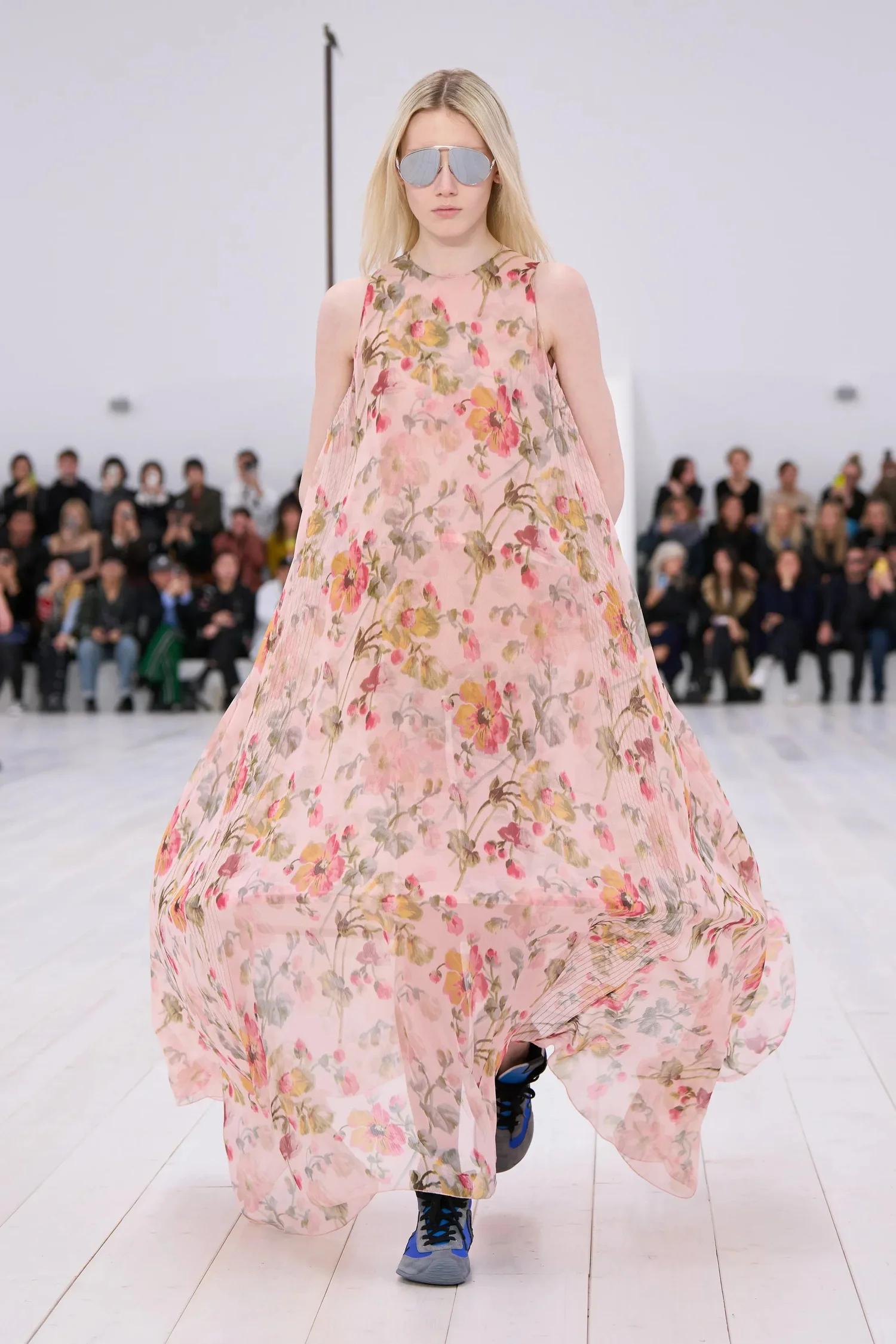 00033-loewe-spring-2025-ready-to-wear-credit-gorunway_4745032258816407048.jpg
