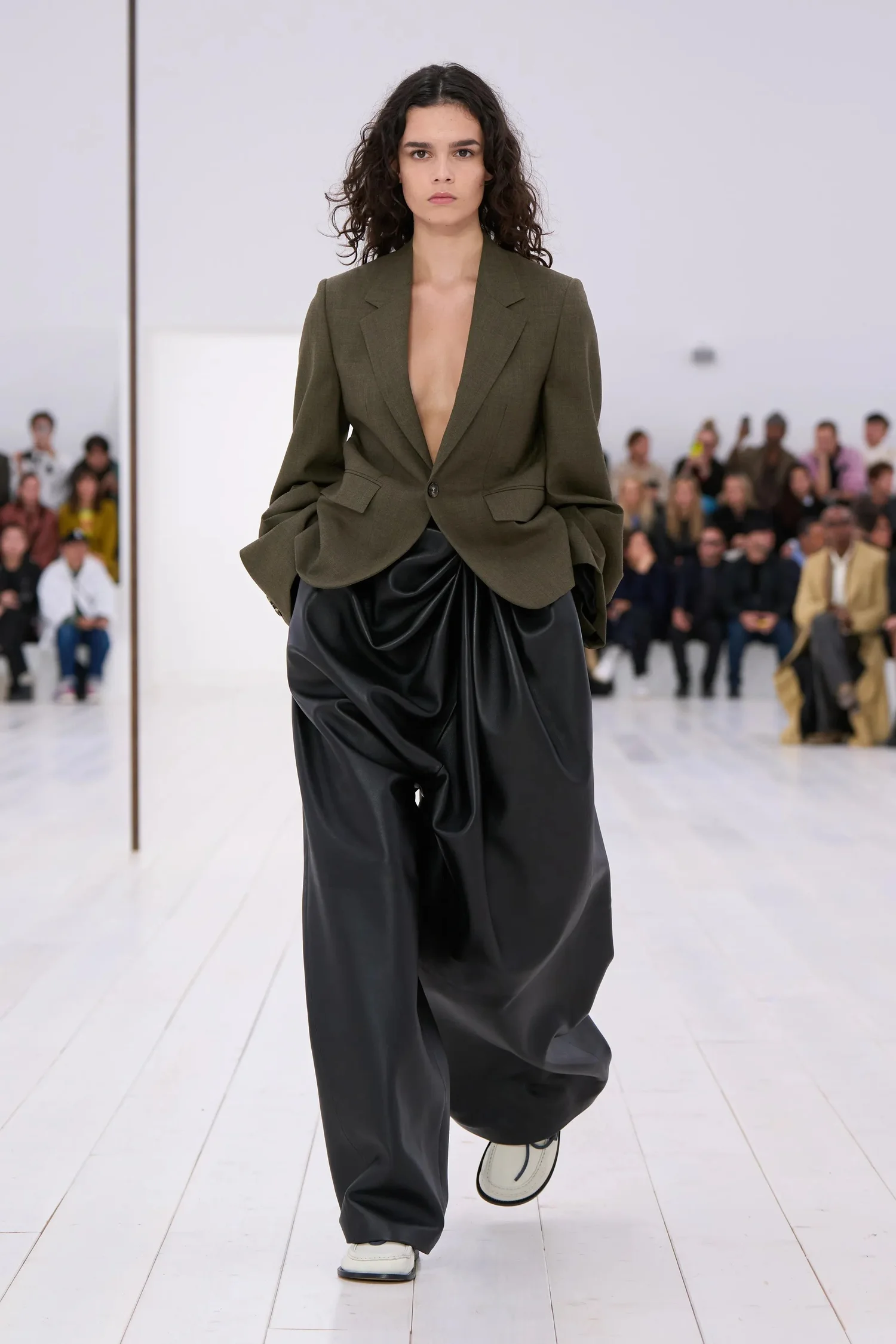 00037-loewe-spring-2025-ready-to-wear-credit-gorunway_4745032258791219174.jpg