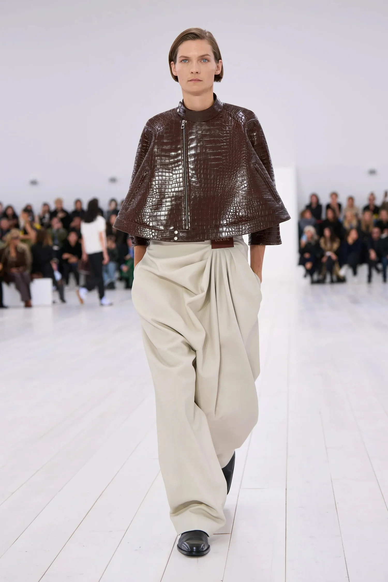 00043-loewe-spring-2025-ready-to-wear-credit-gorunway_4745032258866692038.jpg