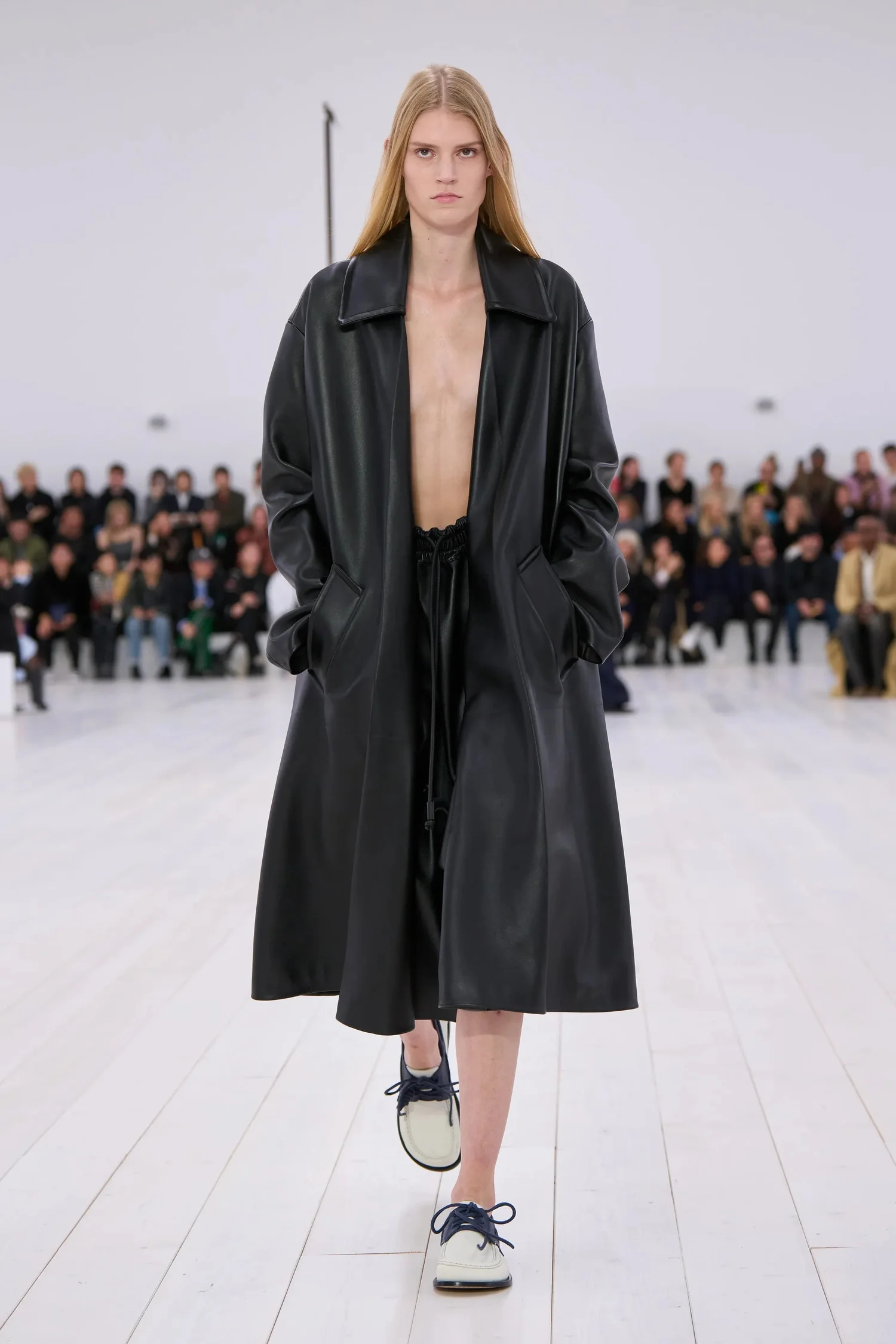 00051-loewe-spring-2025-ready-to-wear-credit-gorunway_4745032258879186723.jpg