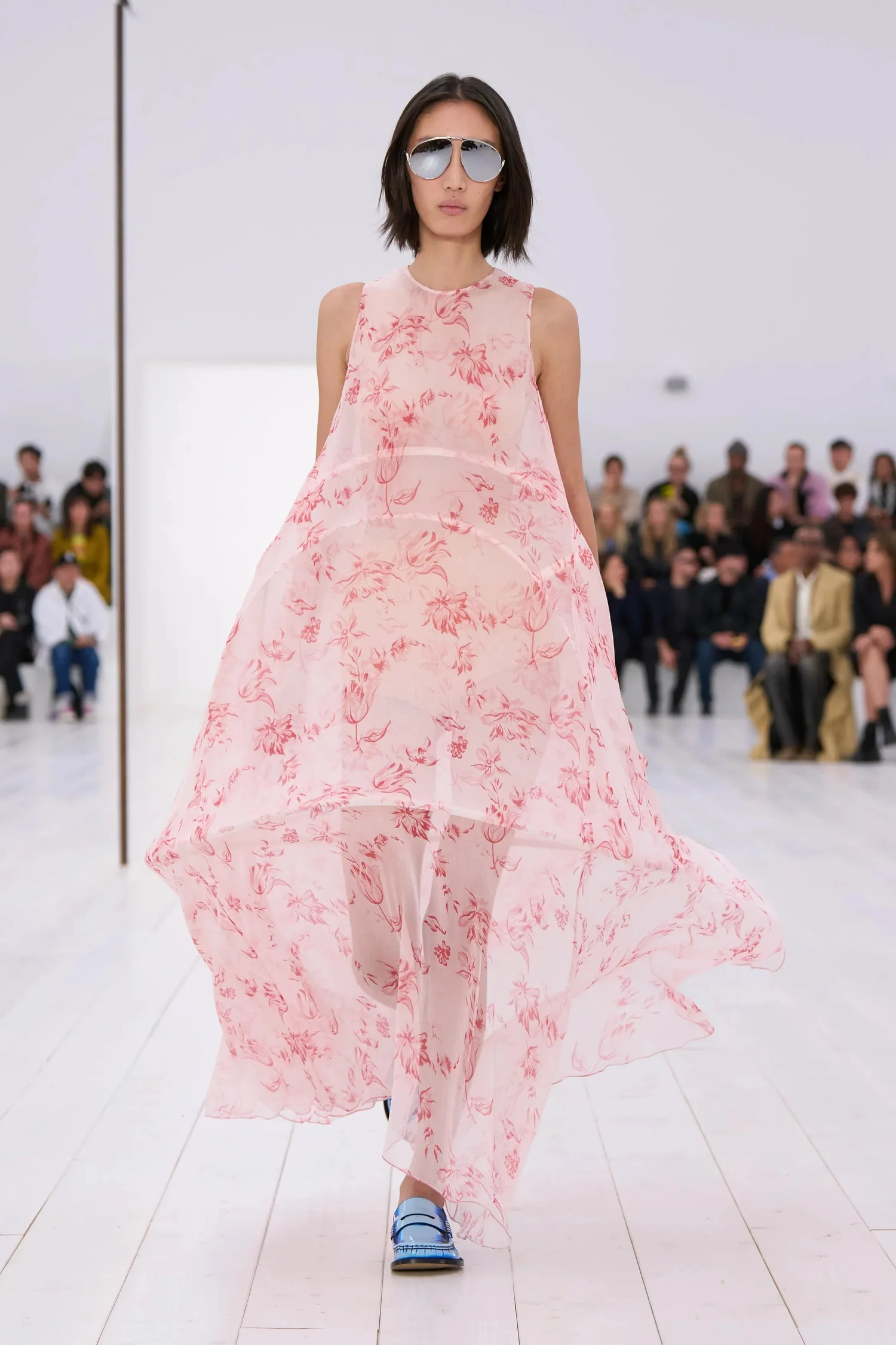 00054-loewe-spring-2025-ready-to-wear-credit-gorunway_4745032258778593740.jpg