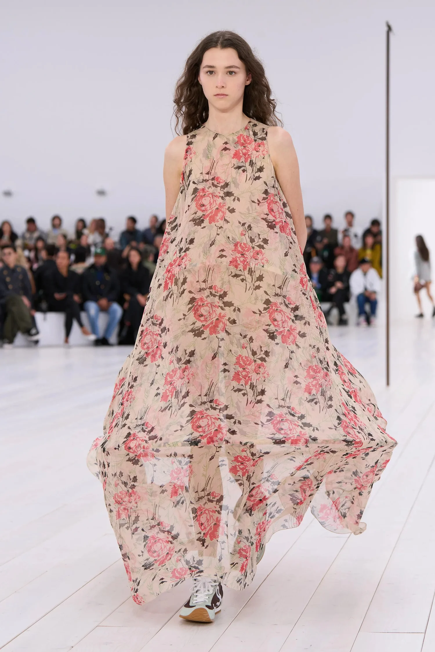 00055-loewe-spring-2025-ready-to-wear-credit-gorunway_4745032258828929360.jpg