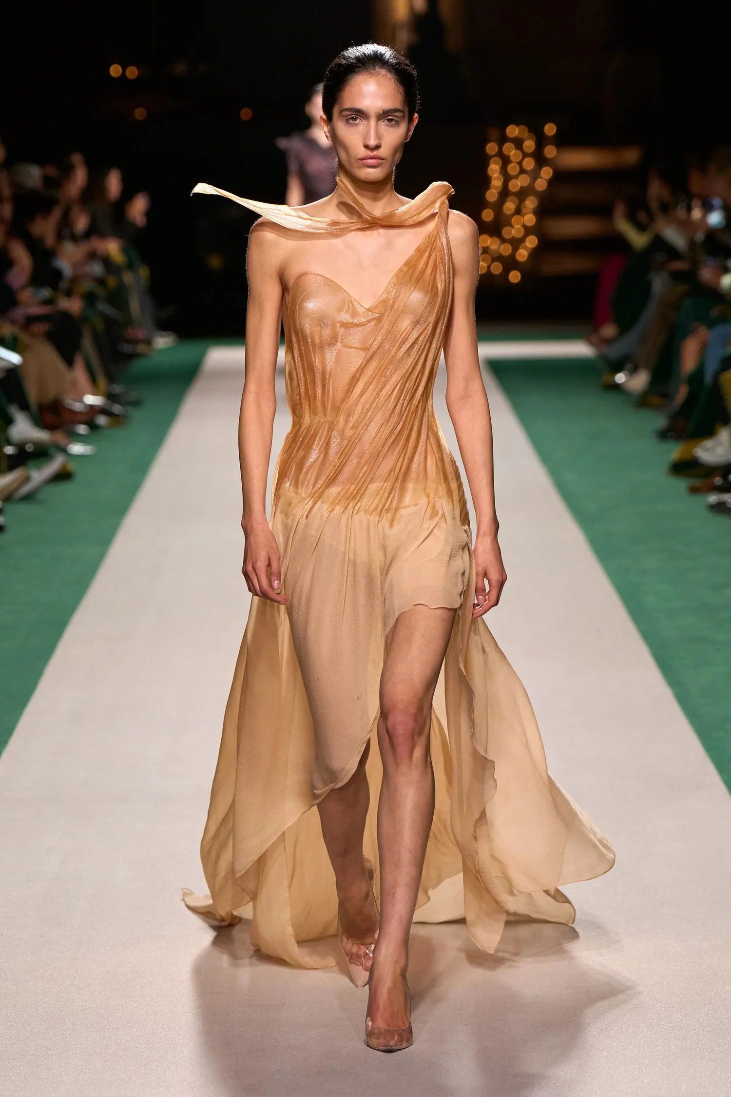 00002-victoria-beckham-spring-2025-ready-to-wear-credit-gorunway_4745032992959541717.jpg