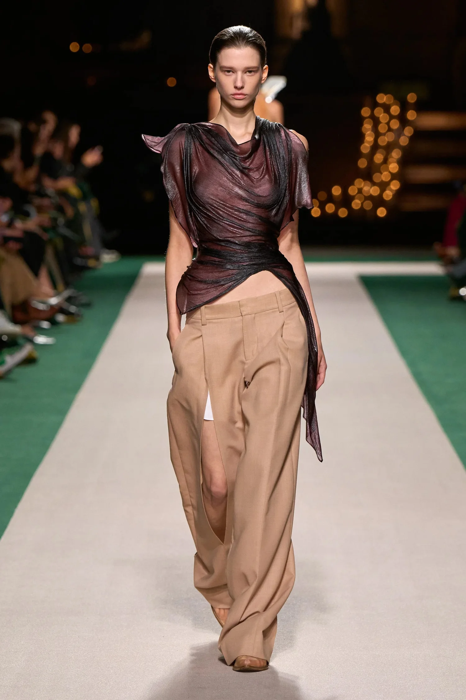 00003-victoria-beckham-spring-2025-ready-to-wear-credit-gorunway_4745032992959844571.jpg