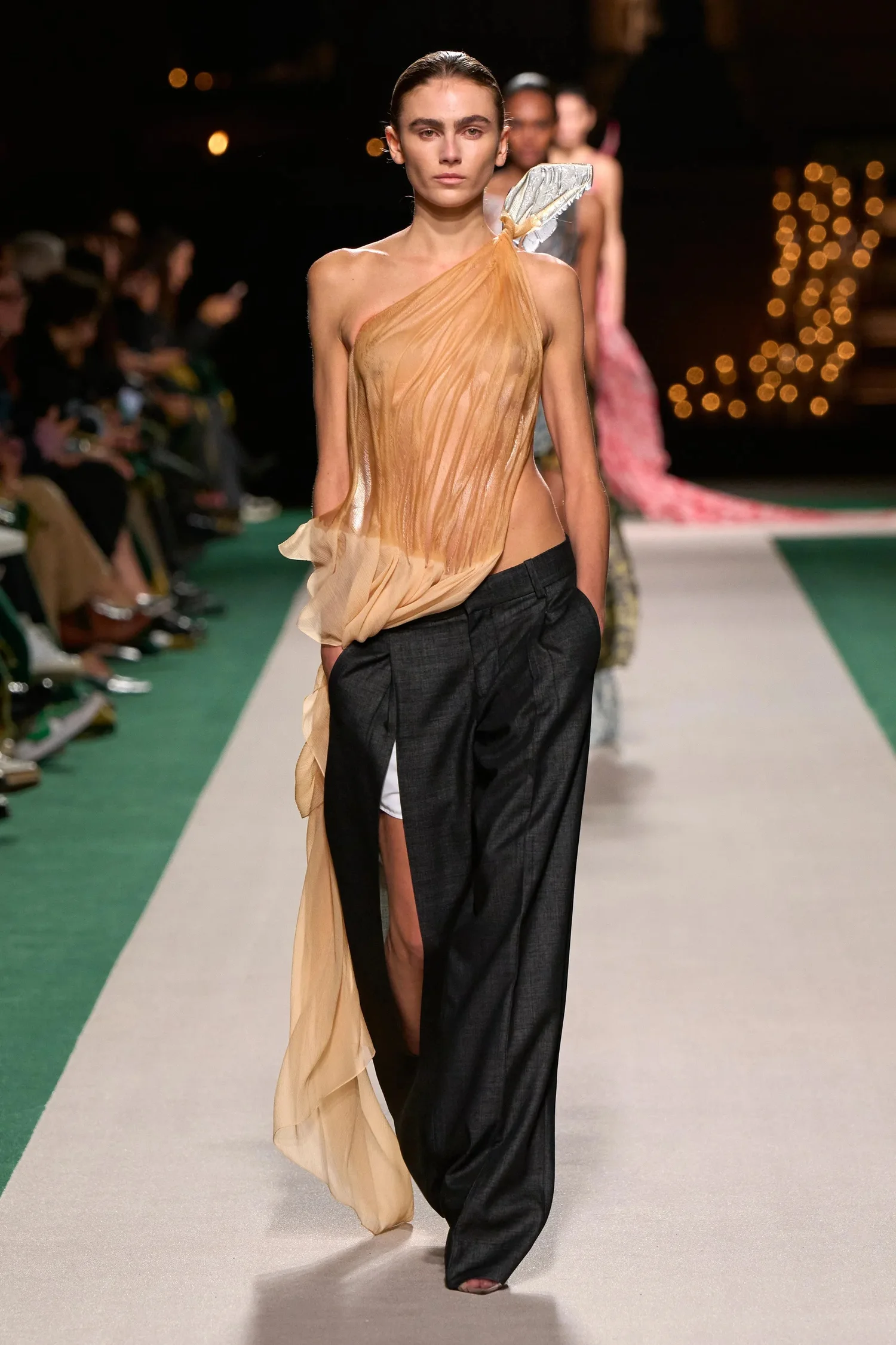 00004-victoria-beckham-spring-2025-ready-to-wear-credit-gorunway_4745032992971759653.jpg