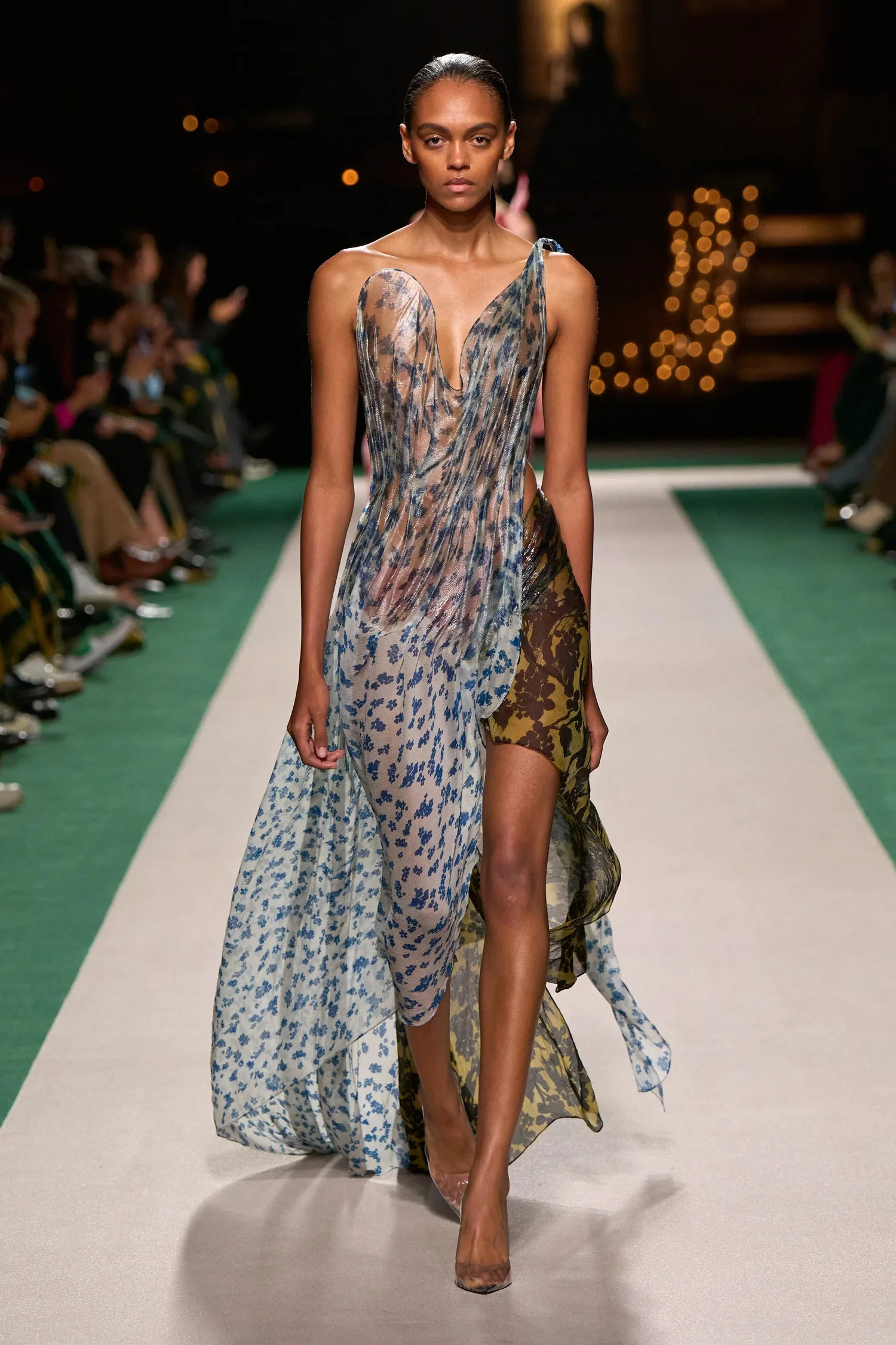00005-victoria-beckham-spring-2025-ready-to-wear-credit-gorunway_4745032992995778373.jpg