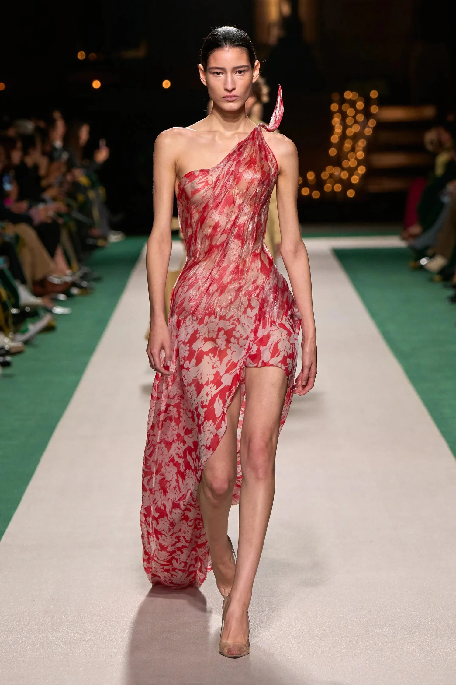00006-victoria-beckham-spring-2025-ready-to-wear-credit-gorunway_4745032992995868592.jpg