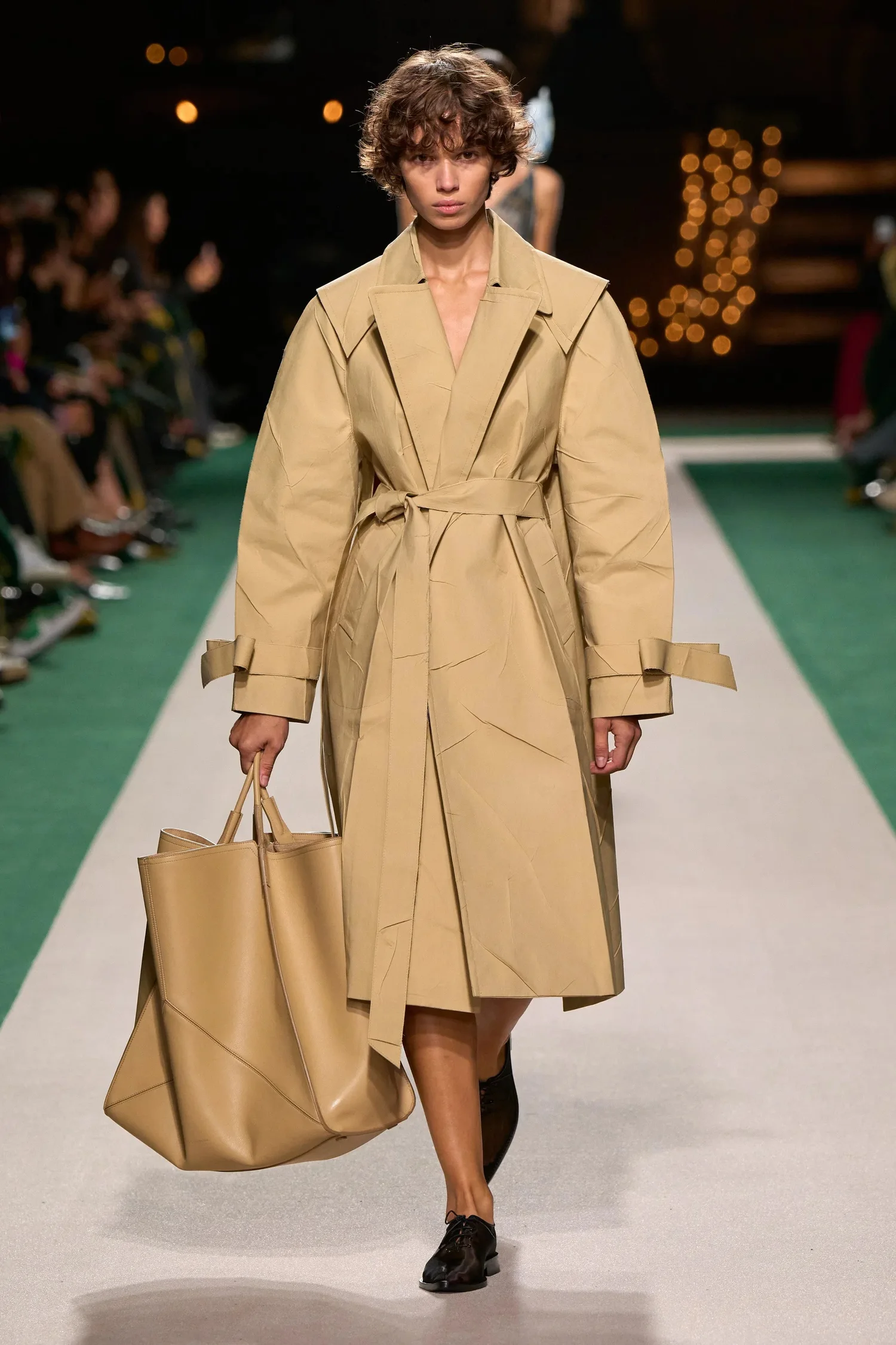 00007-victoria-beckham-spring-2025-ready-to-wear-credit-gorunway_4745032992984210130.jpg