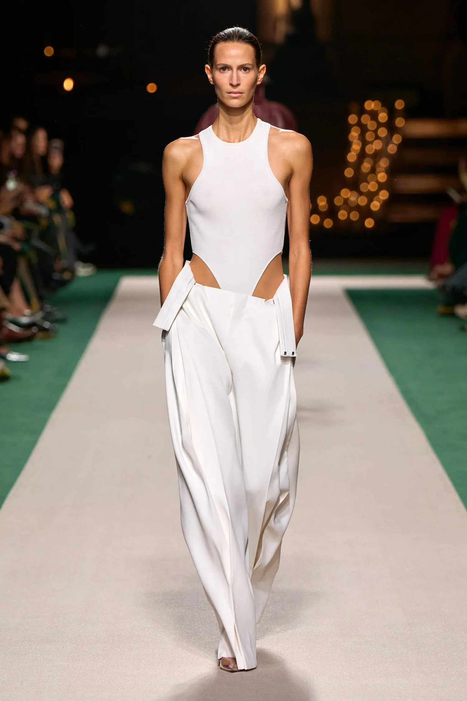 00016-victoria-beckham-spring-2025-ready-to-wear-credit-gorunway_4745032992971719782.jpg