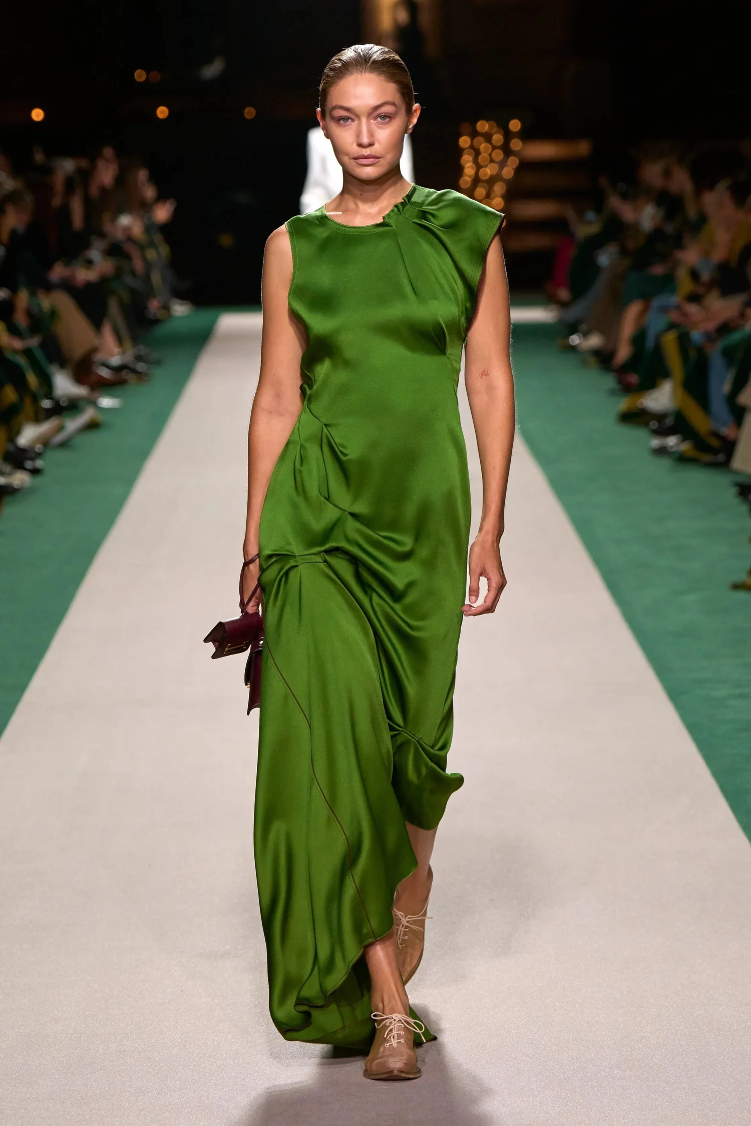 00018-victoria-beckham-spring-2025-ready-to-wear-credit-gorunway_4745032993021038828.jpg