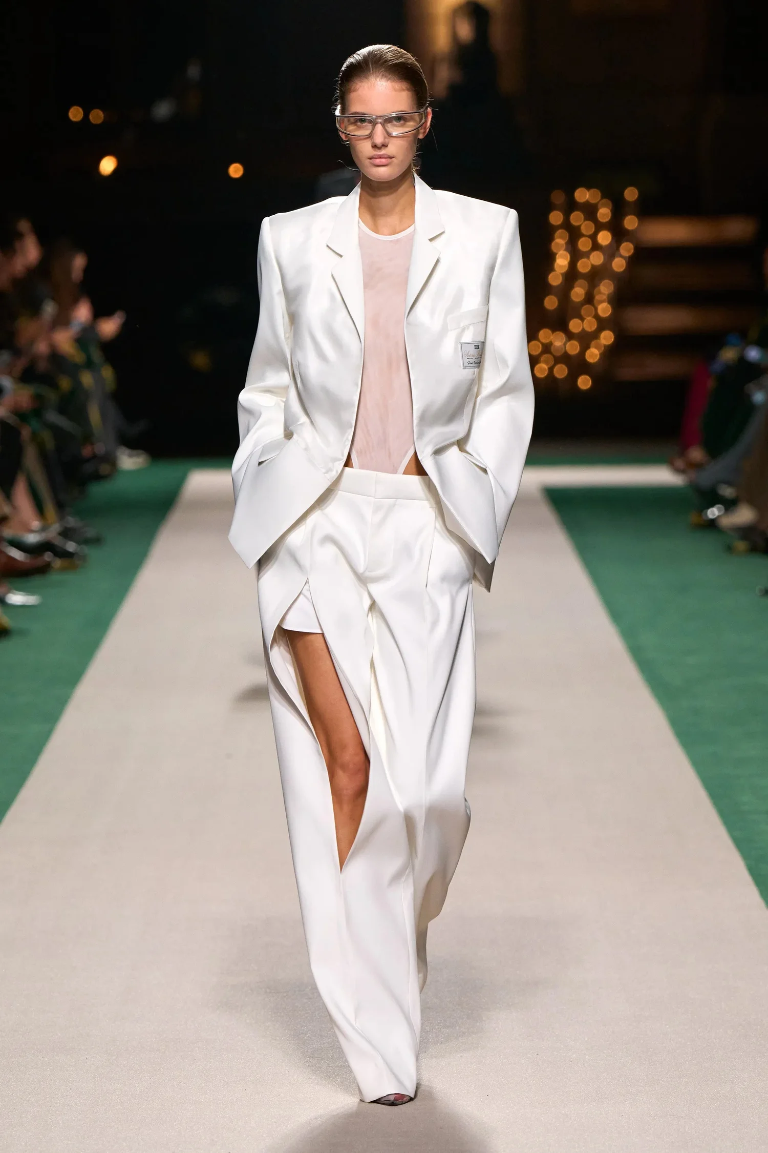 00019-victoria-beckham-spring-2025-ready-to-wear-credit-gorunway_4745032992995968002.jpg