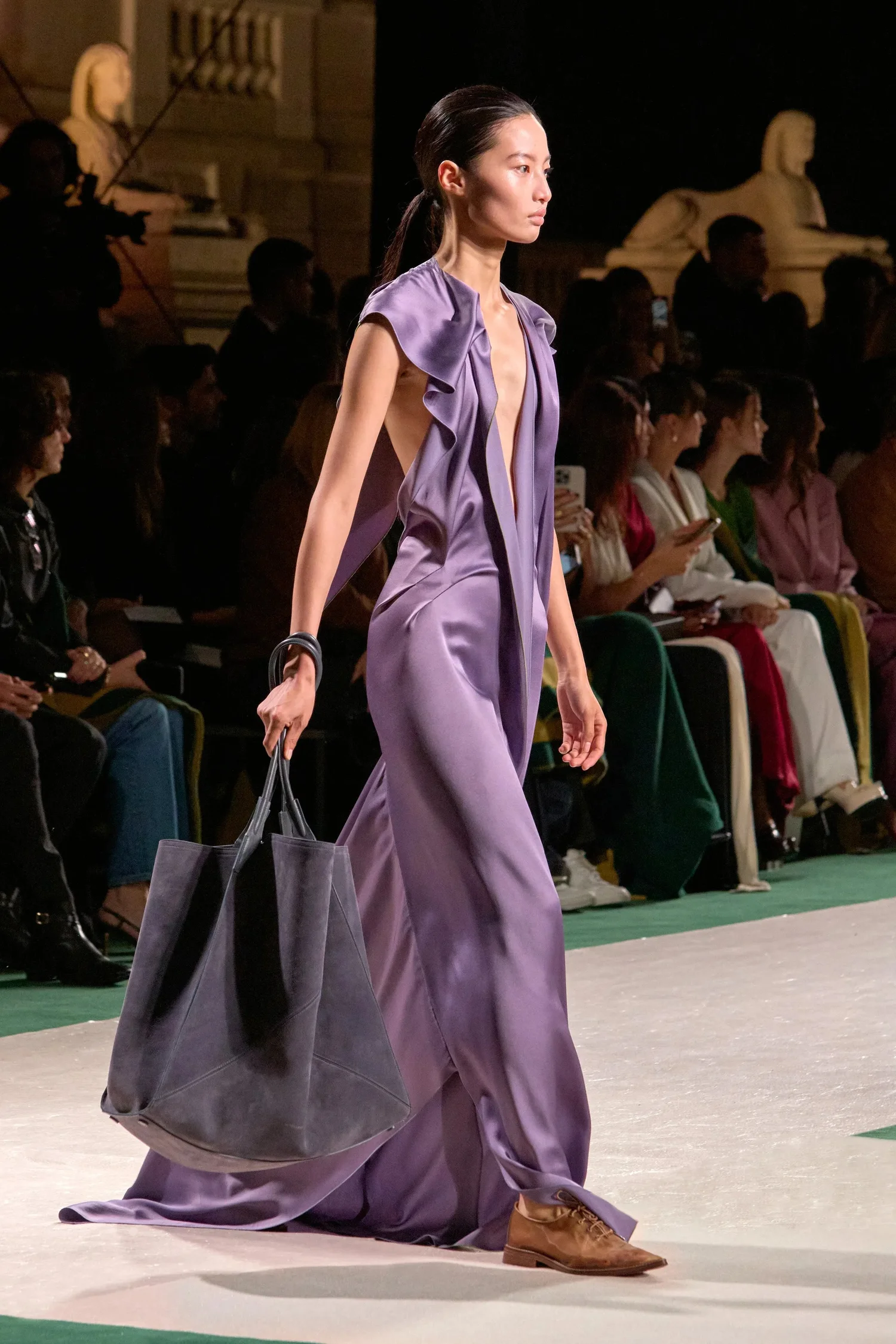 00022b-victoria-beckham-spring-2025-ready-to-wear-credit-gorunway_4745032993033660878.jpg