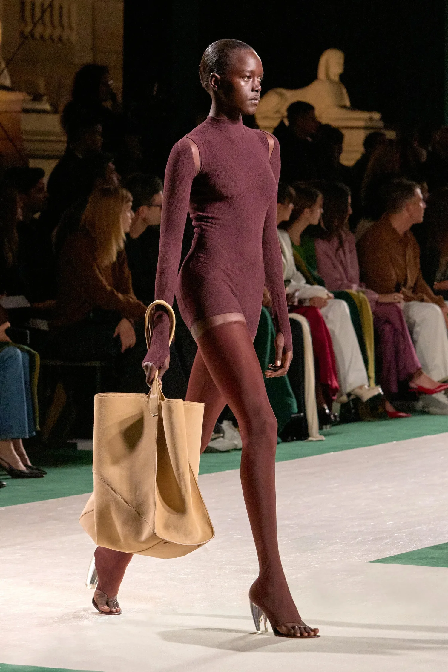 00024b-victoria-beckham-spring-2025-ready-to-wear-credit-gorunway_4745032993033545468.jpg